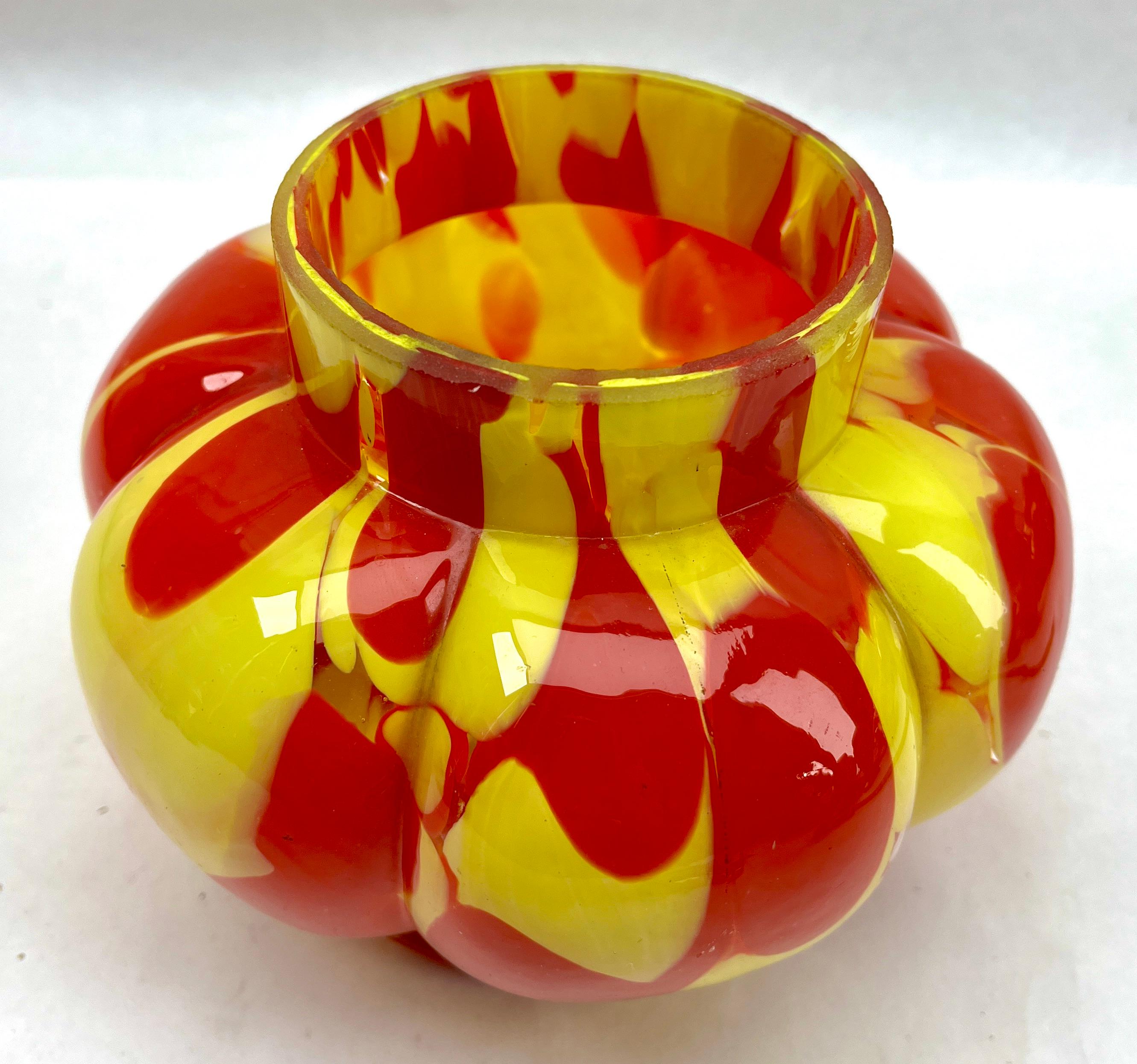 'Pique Fleurs'  Vase, in Red and Yellow Color Decor with Grille, Late 1930s For Sale 2