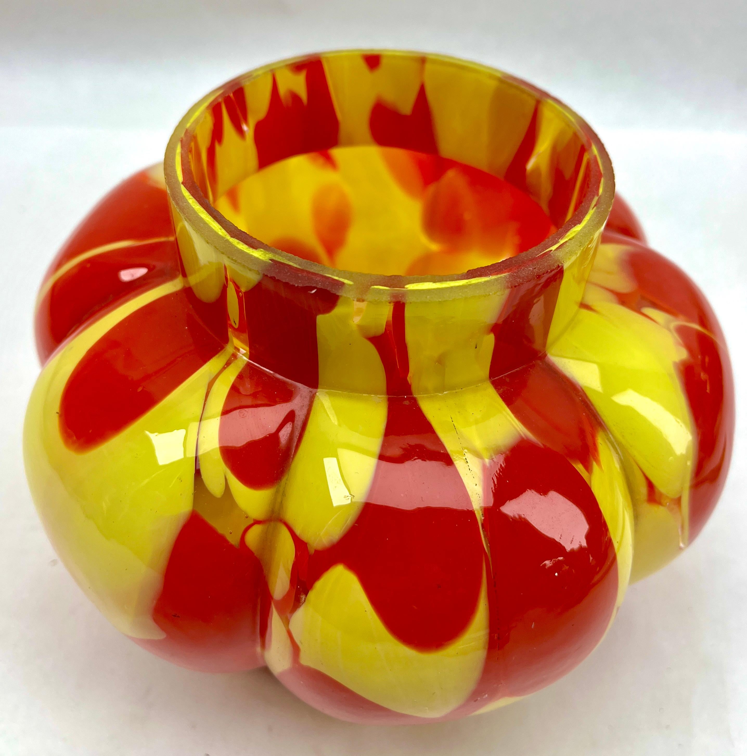'Pique Fleurs'  Vase, in Red and Yellow Color Decor with Grille, Late 1930s For Sale 3