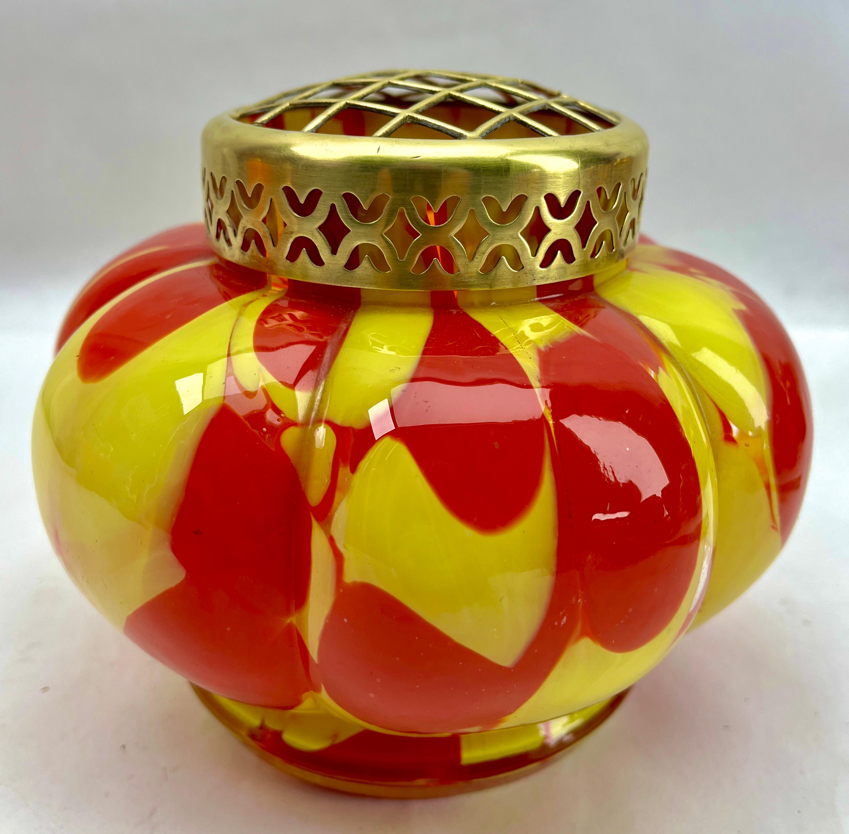 'Pique Fleurs'  Vase, in Red and Yellow Color Decor with Grille, Late 1930s For Sale 1
