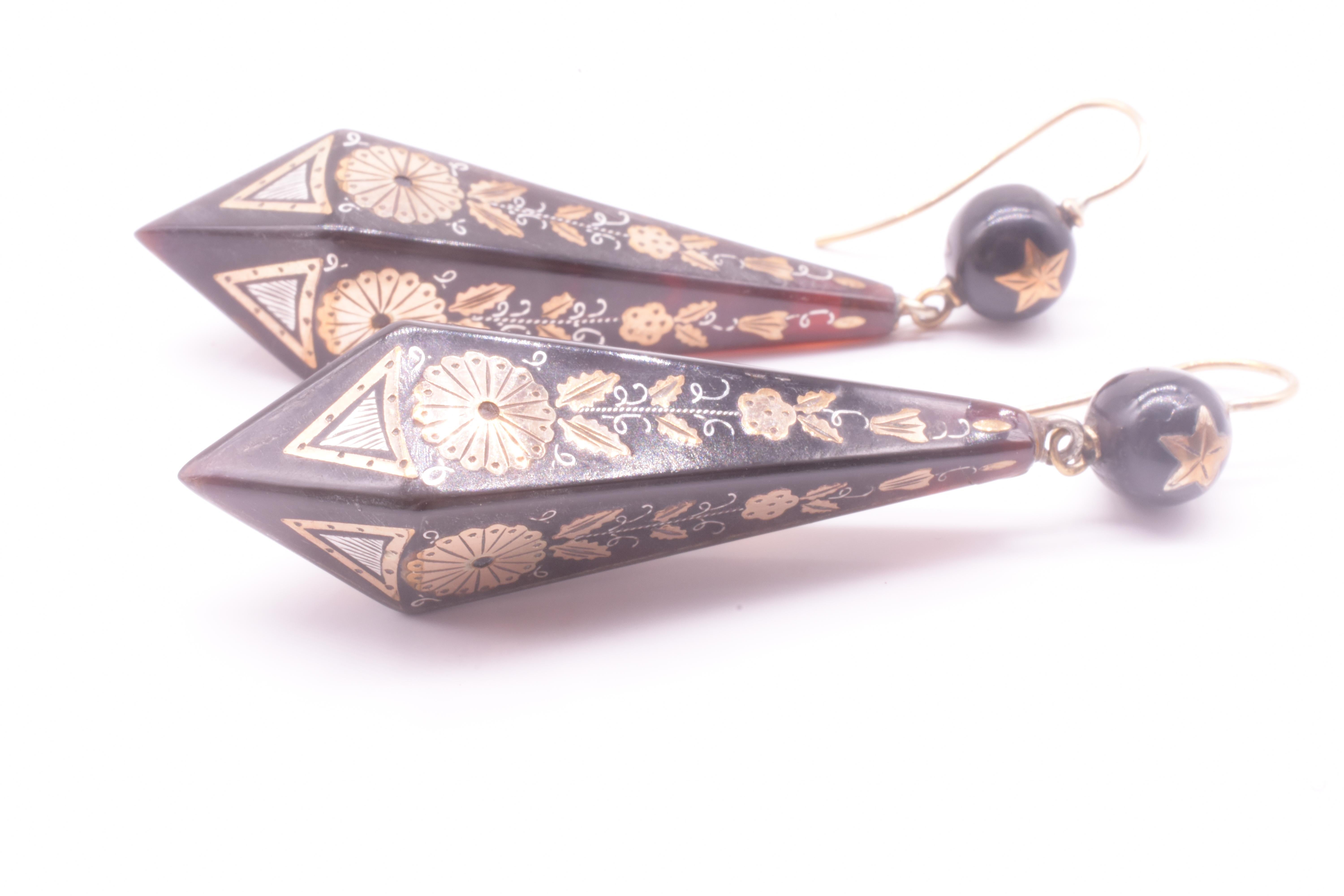 Elegante, lange Tropfenohrringe aus Piqué, die auf allen 4 Seiten mit einem floralen Muster aus Gold und Silber verziert sind. Pique ist Schildpatt mit Gold- und Silbereinlagen, eine Technik, die von den Hugenotten nach ihrer Vertreibung aus