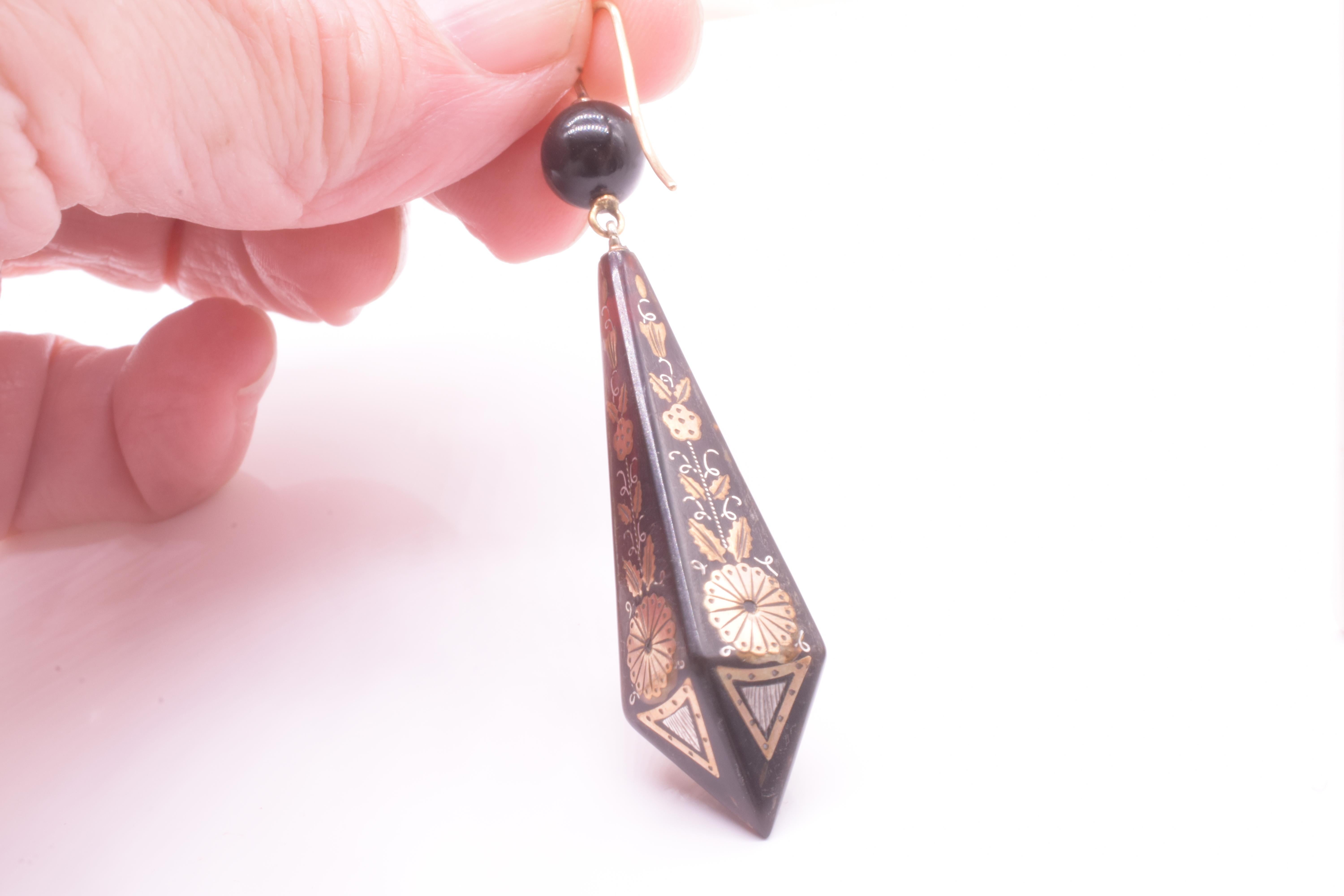 Pique Floral Ohrringe in Pyramidenform mit runden Spitzen im Angebot 1