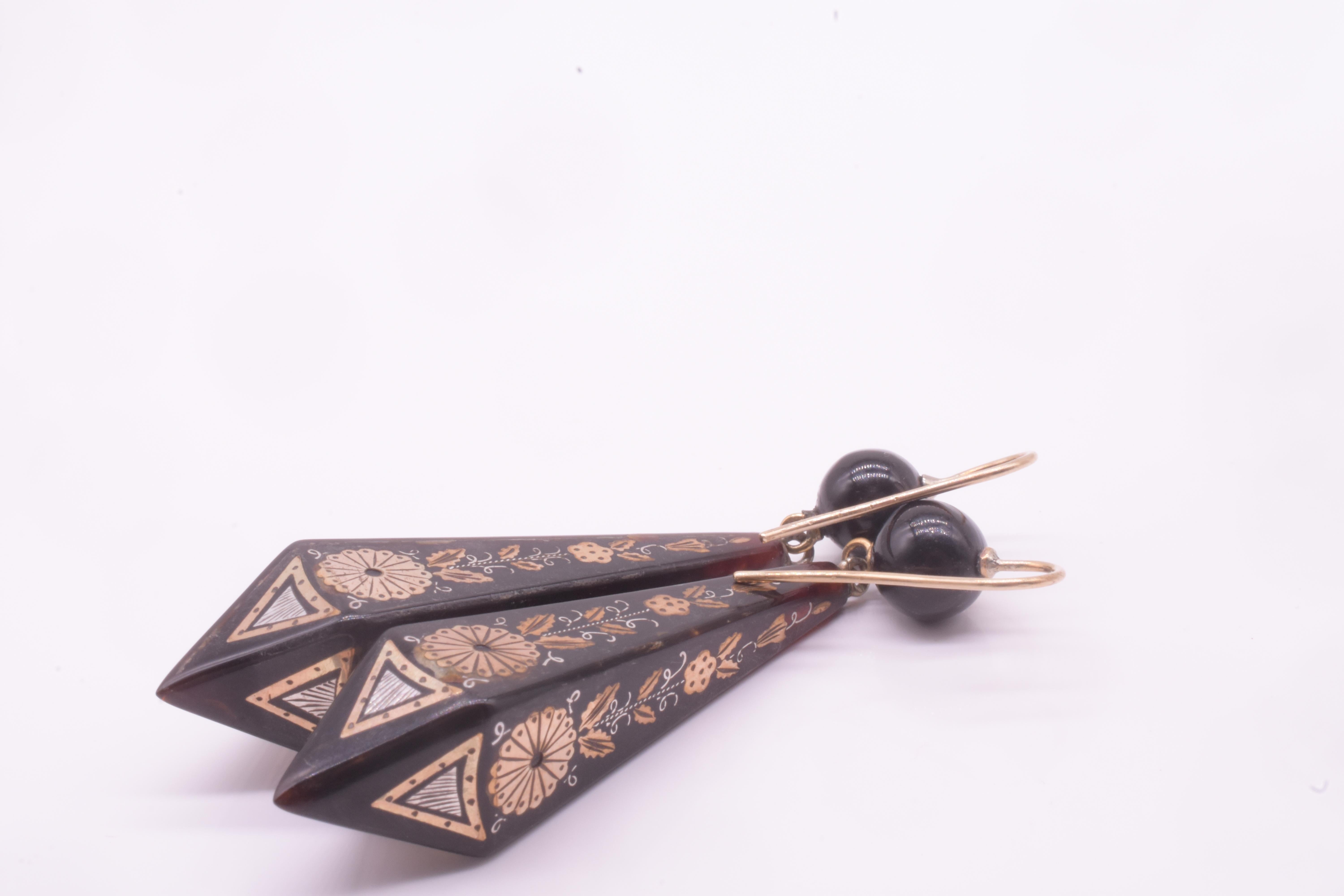 Pique Floral Ohrringe in Pyramidenform mit runden Spitzen im Angebot 2