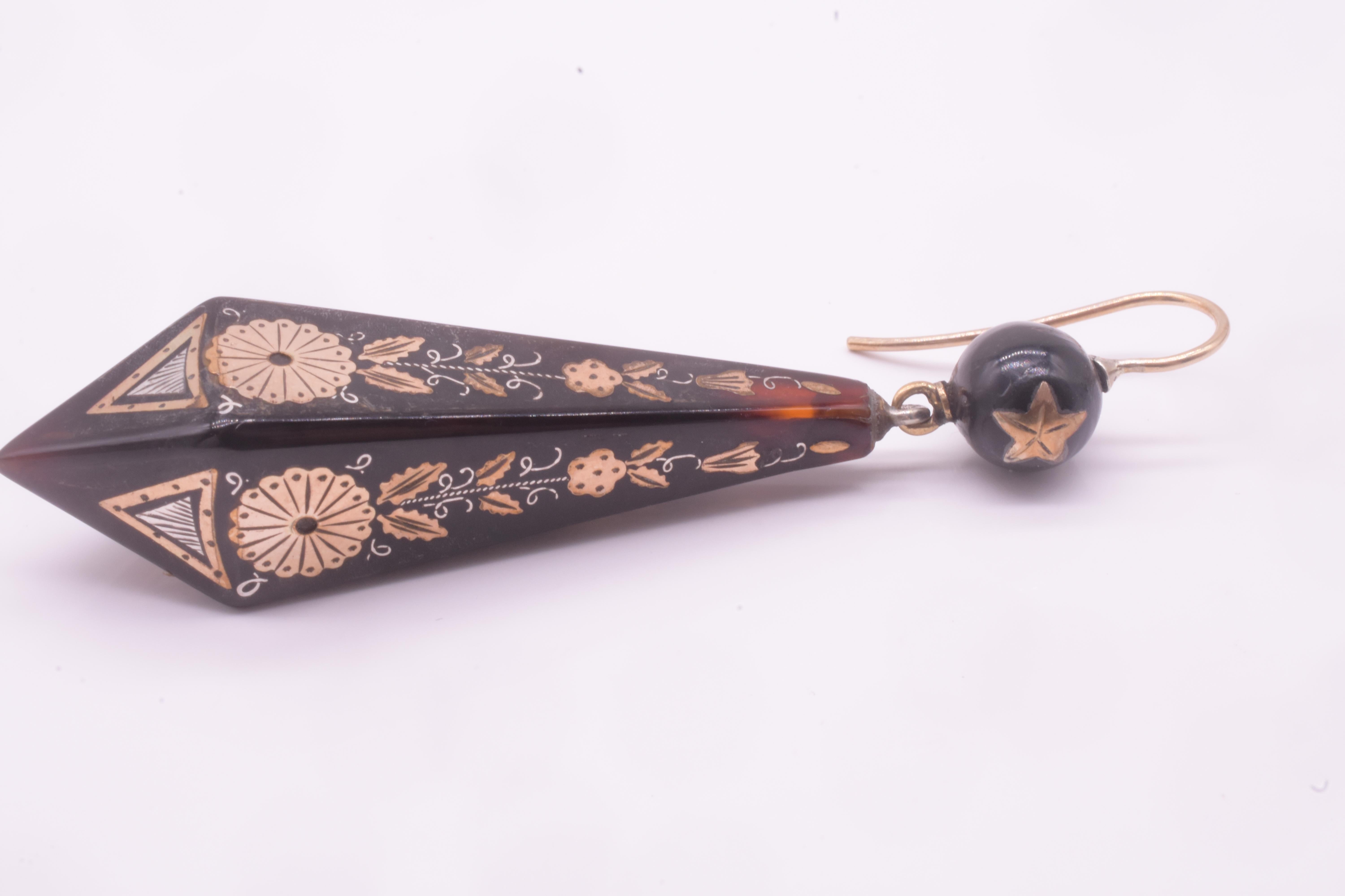 Pique Floral Ohrringe in Pyramidenform mit runden Spitzen im Angebot 3