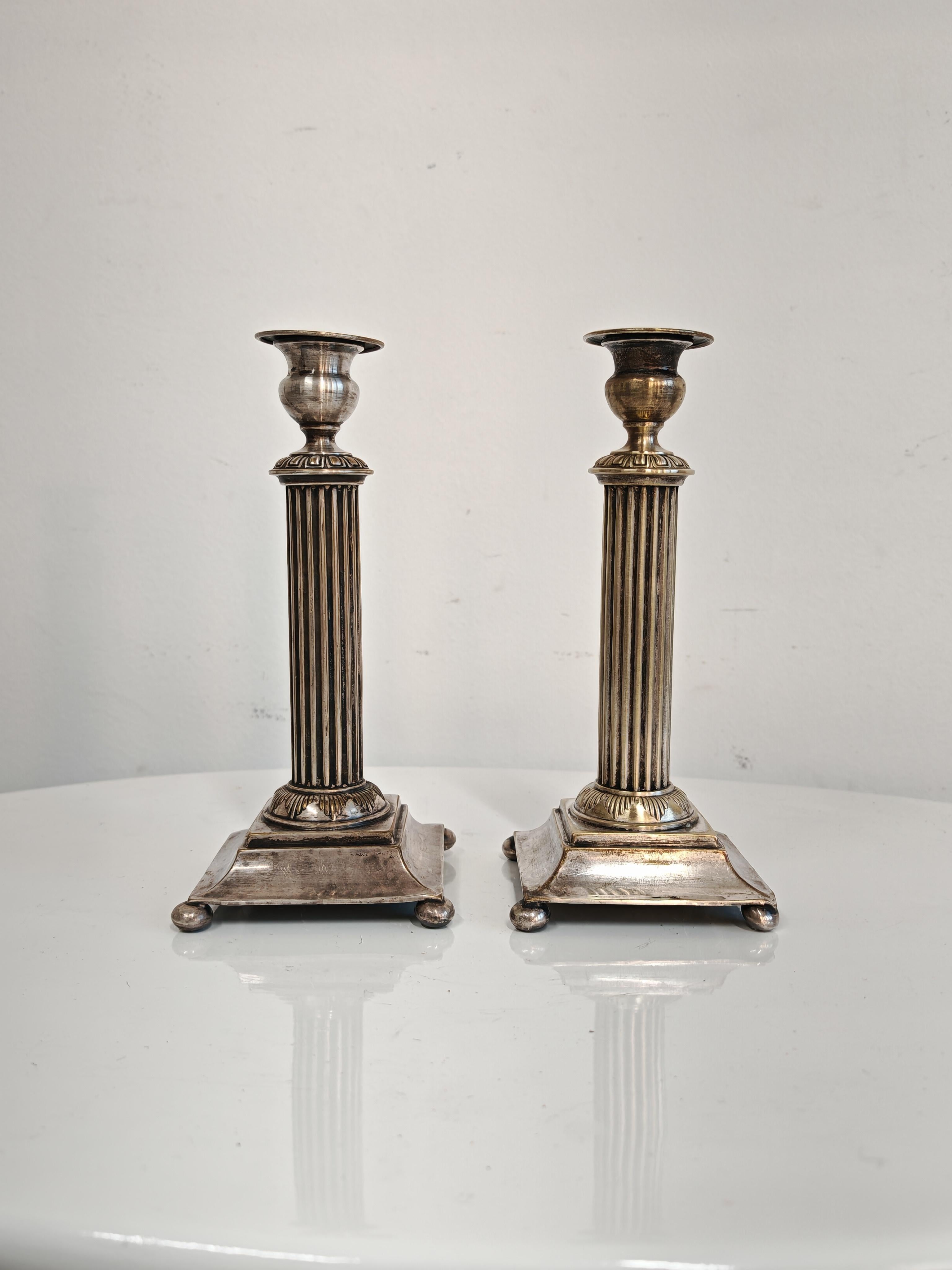 In questo annuncio troverai anche una coppia di candelieri in argento. Presentano un design neoclassico, a forma di colonne greche. Ognuno di essi ha due marchi di garanzia per l'argento austro-ungarico, con la testa di Diana e un secondo marchio