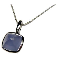 Collier pendentif Piramid Cabochon en calcédoine bleue en or blanc 18 carats