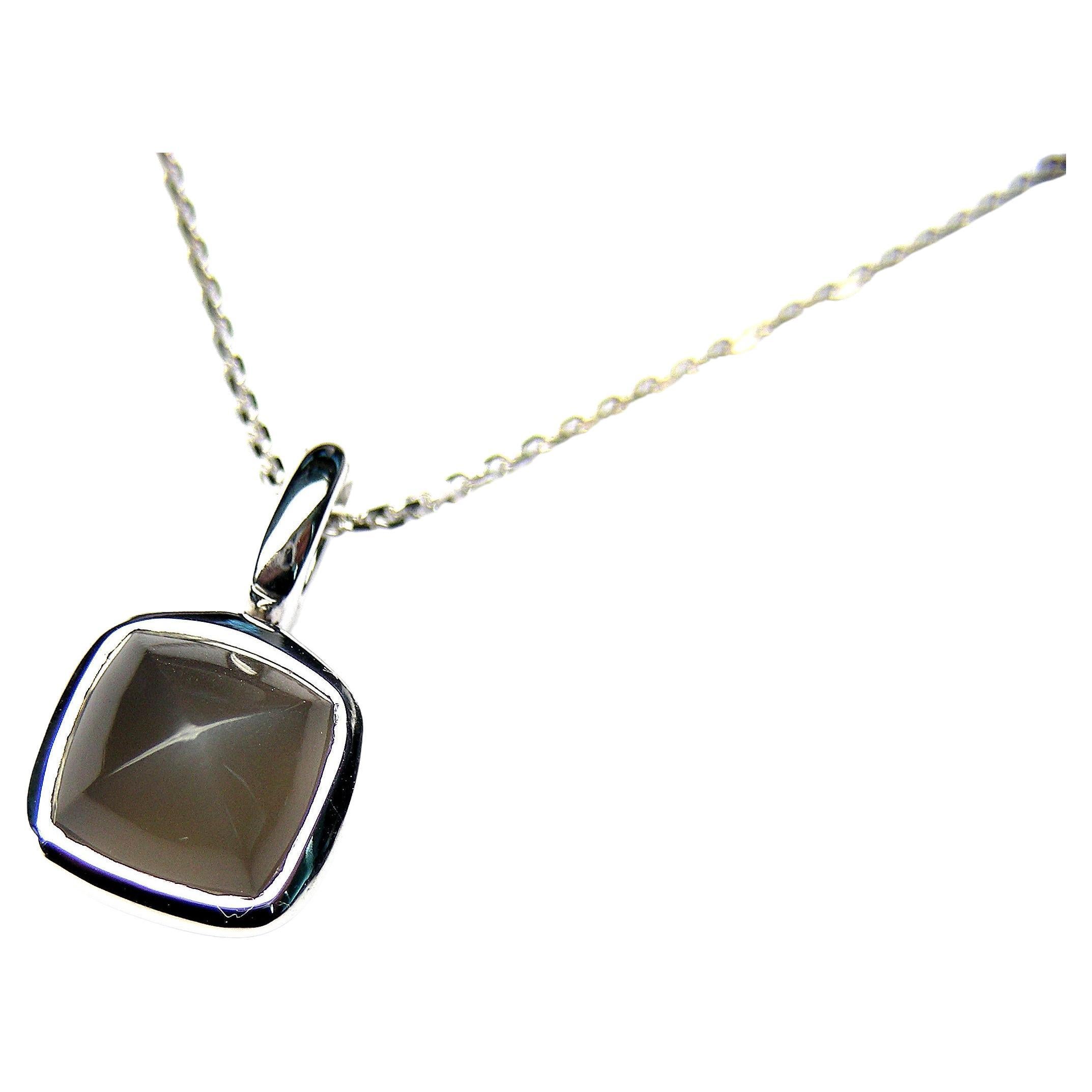 Pendentif en or blanc 18 carats avec pierre de lune grise cabochon de type Piramid en vente