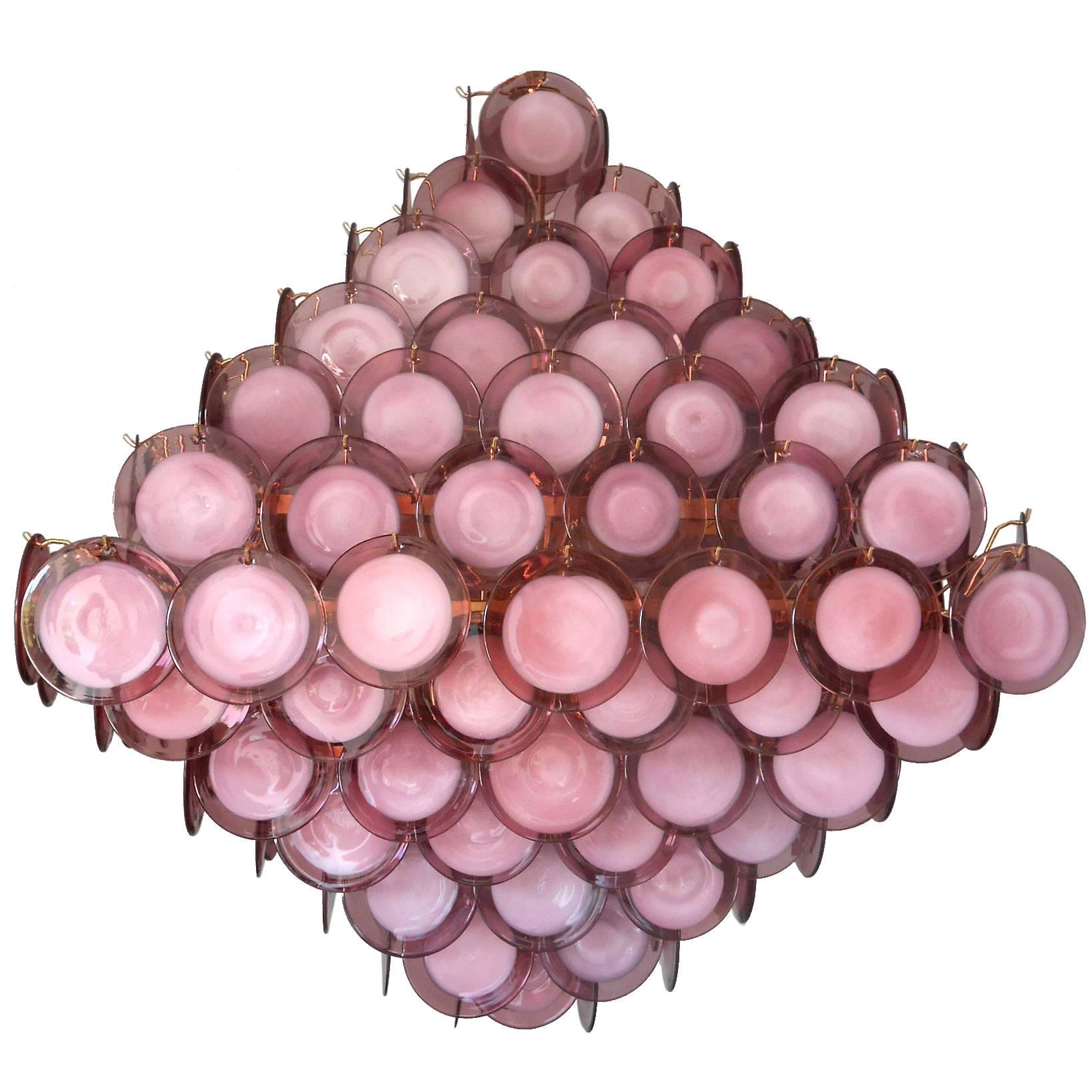 Lustre moderne italien de Murano avec des disques en verre de Murano infusés d'améthyste et de blanc suspendus à une monture pyramidale plaquée or 24k par Fabio LTD / Fabriqué en Italie.
16 lampes / type E26 ou E27 / max 60W chacune
Longueur : 42