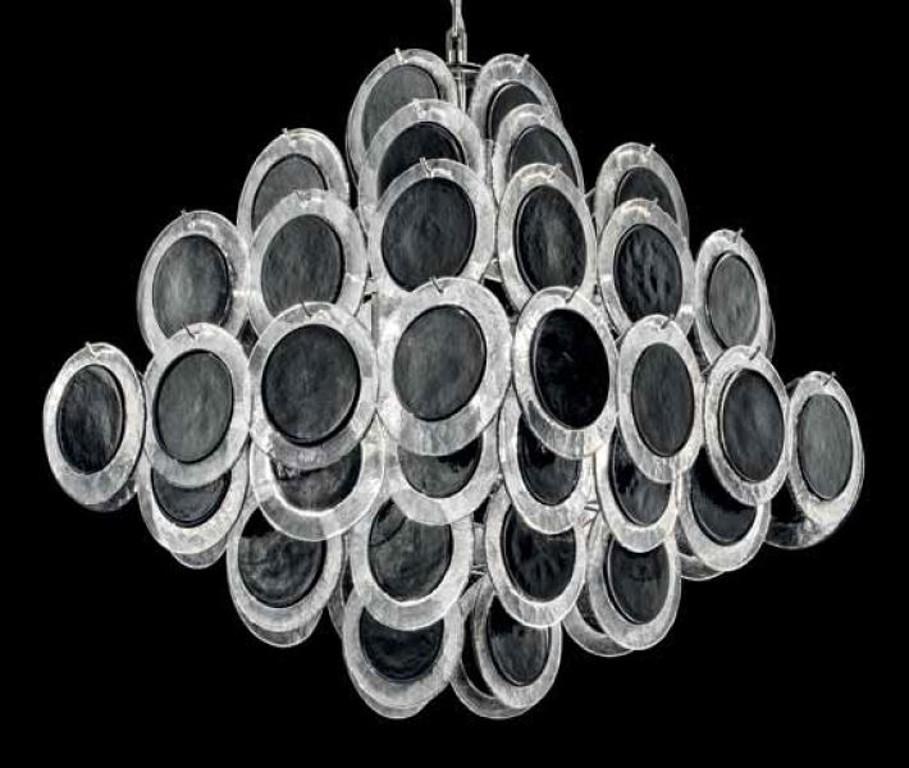 Italienischer Kronleuchter mit Murano-Glasscheiben in schwarzer Farbe mit klaren Rändern auf Chromrahmen von Fabio Ltd / Made in Italy
10 Leuchten / Typ E26 oder E27 / max. 60W pro Stück
Länge: 24 Zoll / Breite: 24 Zoll / Höhe: 24 Zoll plus Kette