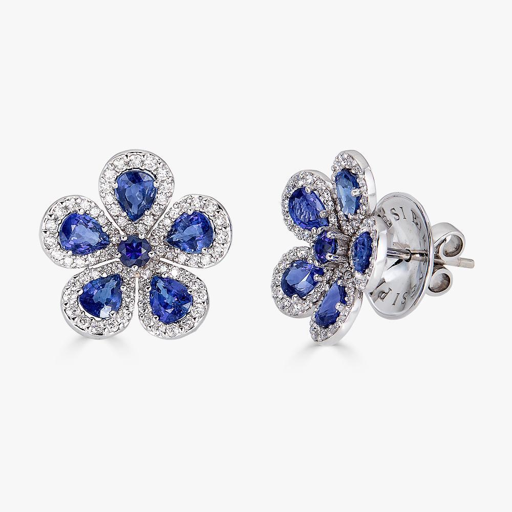 Piranesi classic flower earrings in 18K white gold with 4.33cts blue sapphire

Stud Earrings in Blue Sapphire and Diamond set in 18K White Gold

4.33cts pear and round blue sapphire
1.04cts round white diamonds
Earring with posts only
Earring