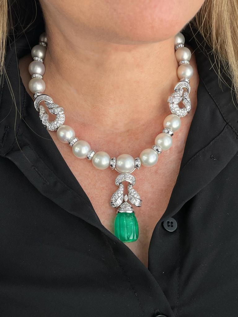 Aus dem renommierten Haus Piranesi in Italien kommt ein atemberaubendes Collier aus Platin. In seiner Mitte befindet sich ein üppiger grüner geschliffener kolumbianischer Smaragd mit einem Gewicht von etwa 40 Karat. Dieses Mittelstück kann mühelos