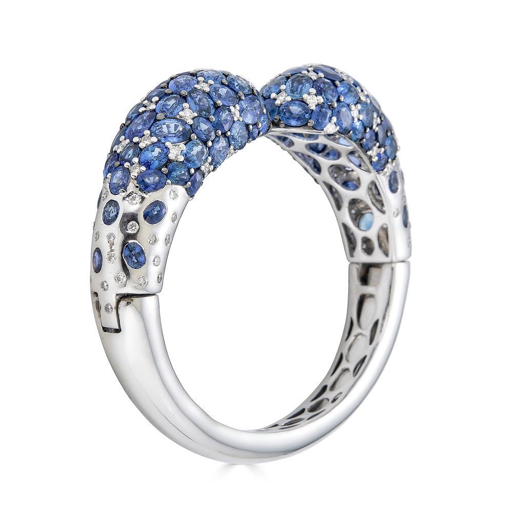 Piranesi Mosaique open bangle bracelet in 18K white gold with blue sapphires

39.71 carats Round/Oval Blue Sapphires
1.76 carats Round Diamonds
Bracelet set in 18K White Gold

Disclaimer:
Please note: all carat weight is approximate and may vary