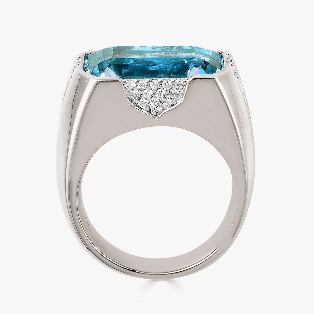 Piranesi Pietra large ring in 18K white gold with blue topaz and diamond

Large Emerald Cut Blue Topaz and diamond ring set in 18K White Gold

12.80cts emerald cut blue topaz
0.30ct round white diamonds set in 18K White Gold
Ring Measurement: 7mm x
