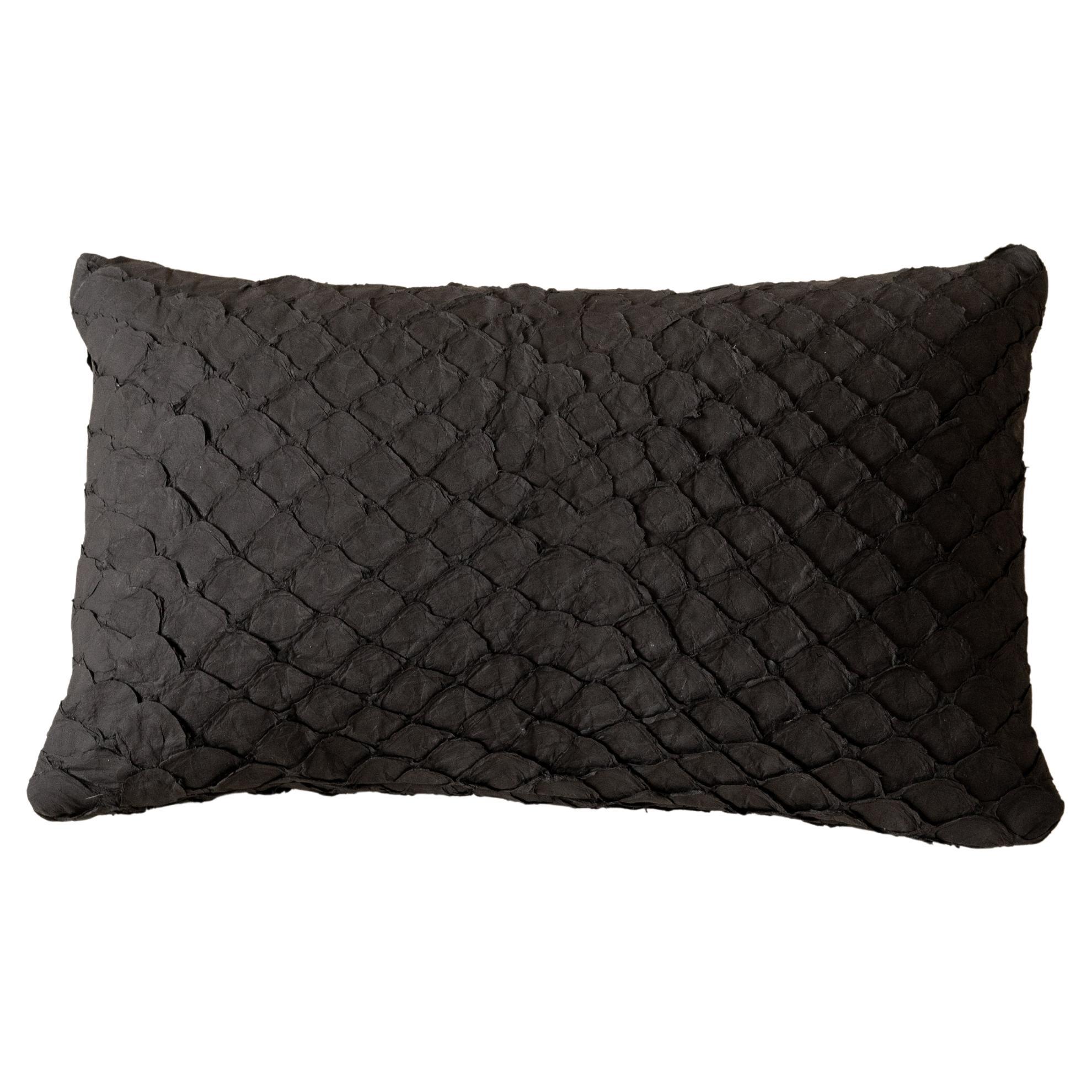 Coussin Pirarucu en cuir noir par Bossa Home Collection, 2025