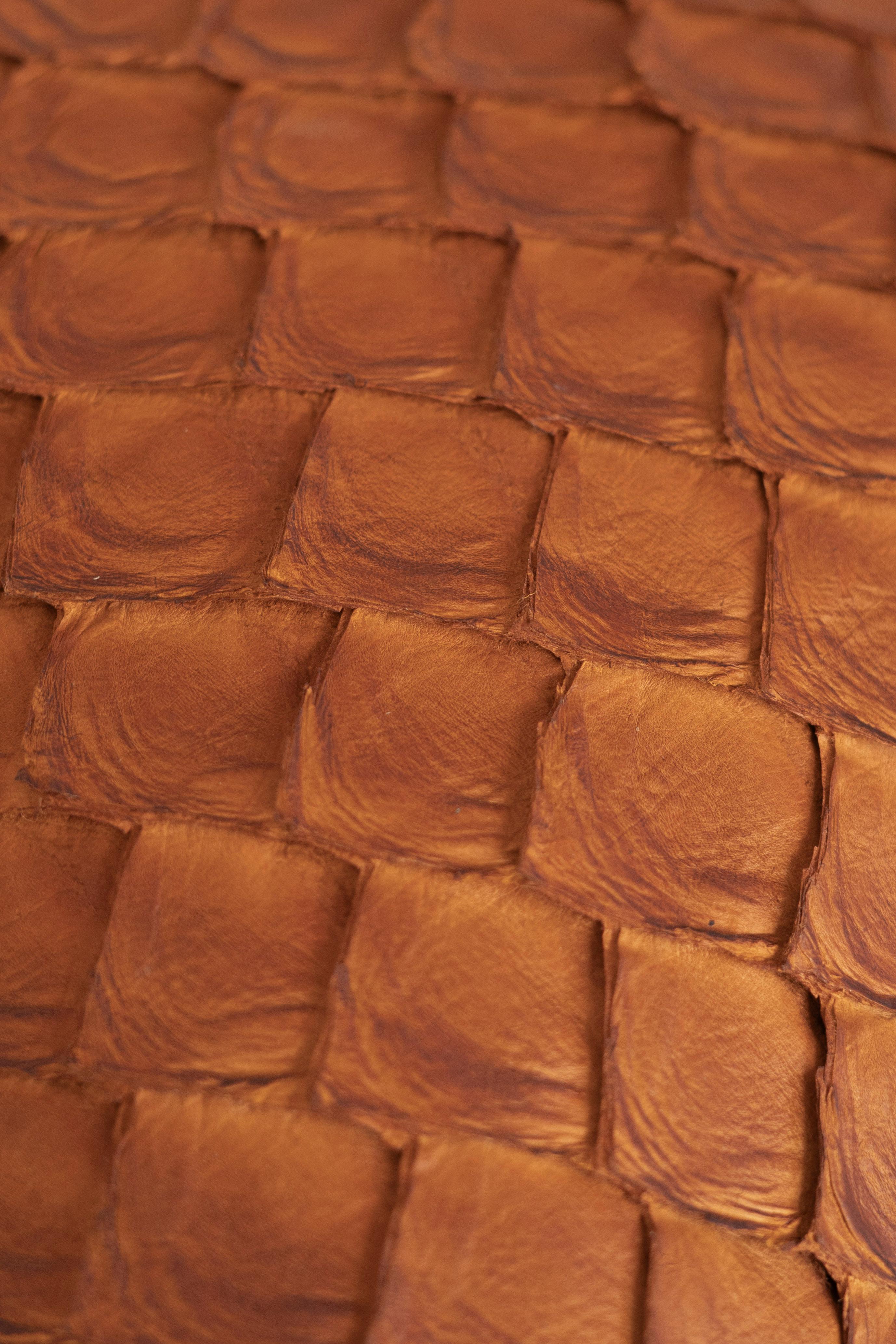 Mid-Century Modern Coussin Pirarucu en cuir Caramelo par Bossa Home Collection, 2025 en vente