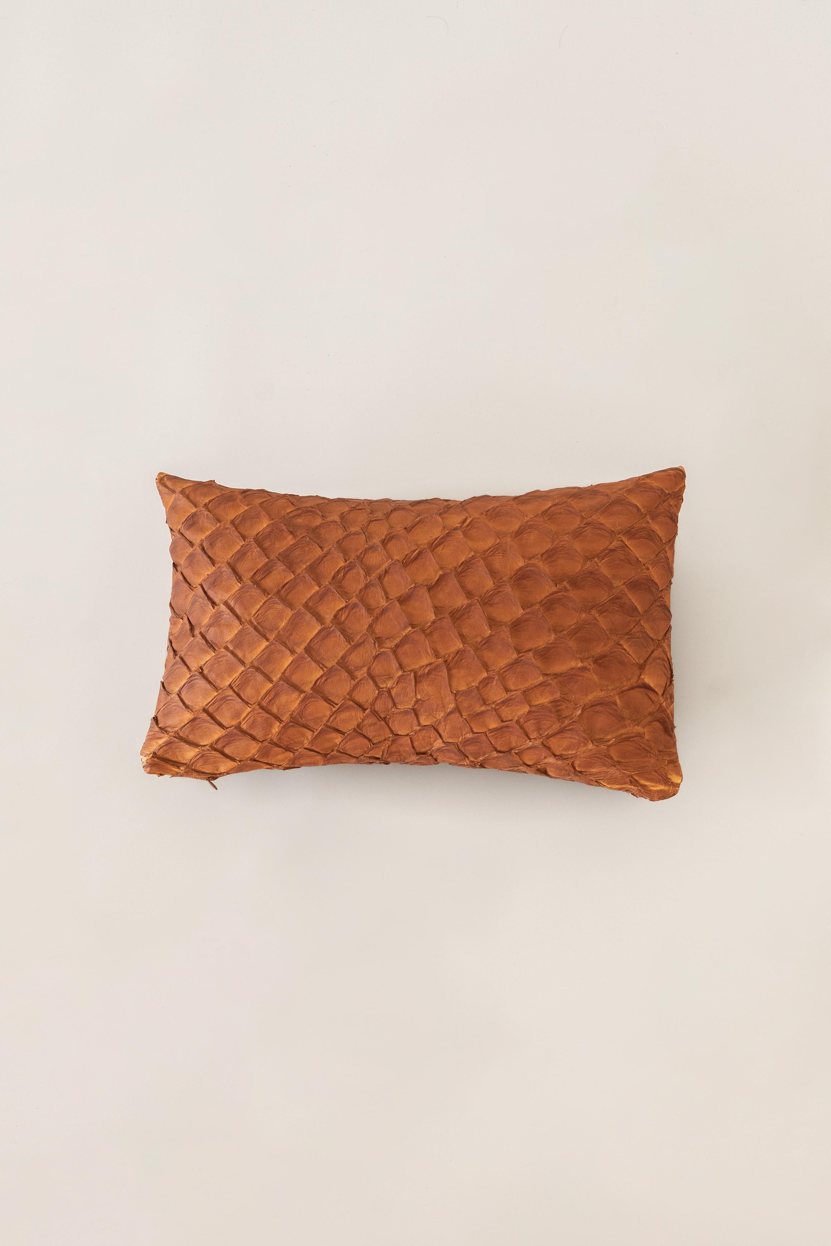 Brésilien Coussin Pirarucu en cuir Caramelo par Bossa Home Collection, 2025 en vente
