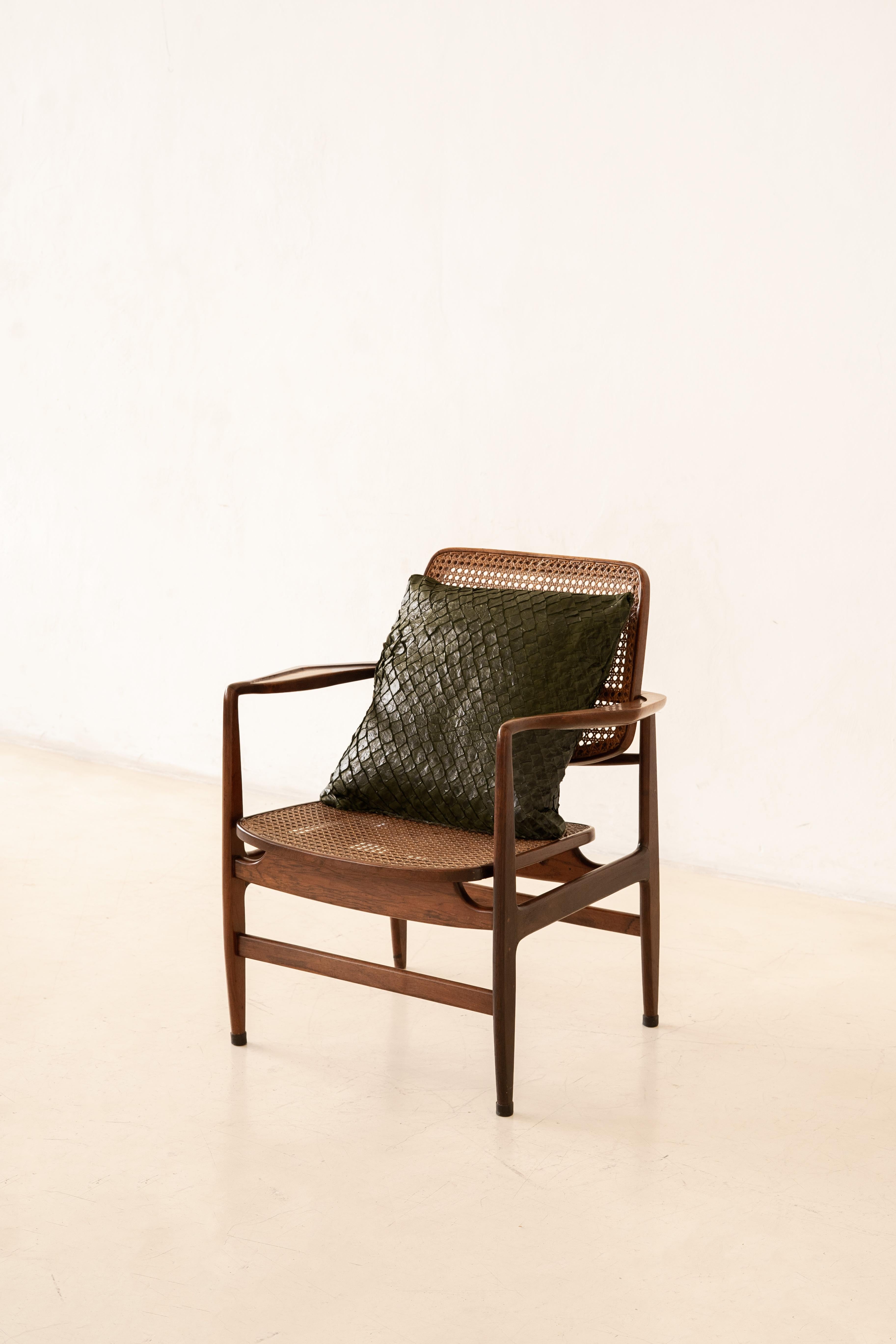 Mid-Century moderno Cuscino in pelle Pirarucu Greene & Greene di Bossa Home Collection, 2025 in vendita