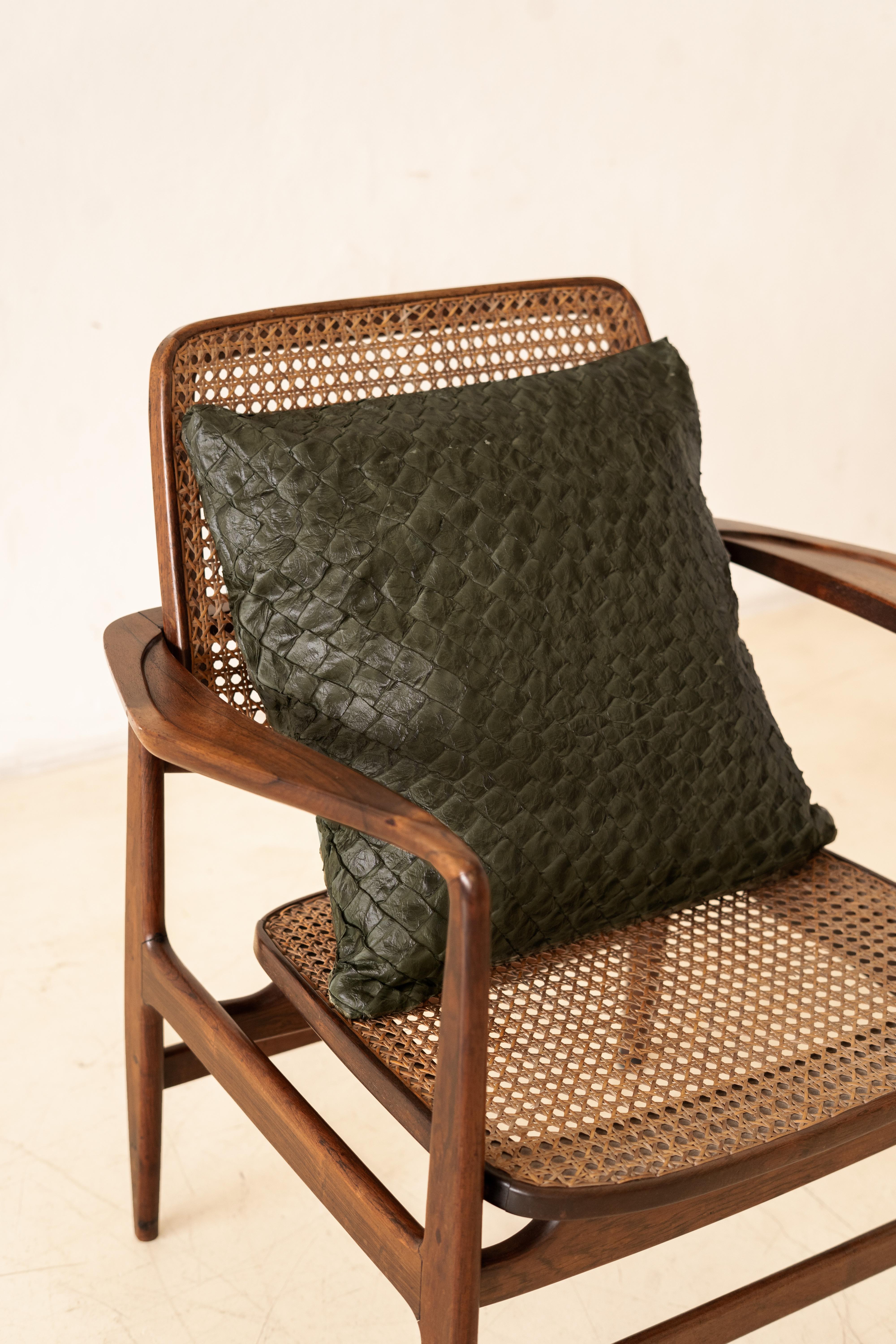 Brasiliano Cuscino in pelle Pirarucu Greene & Greene di Bossa Home Collection, 2025 in vendita