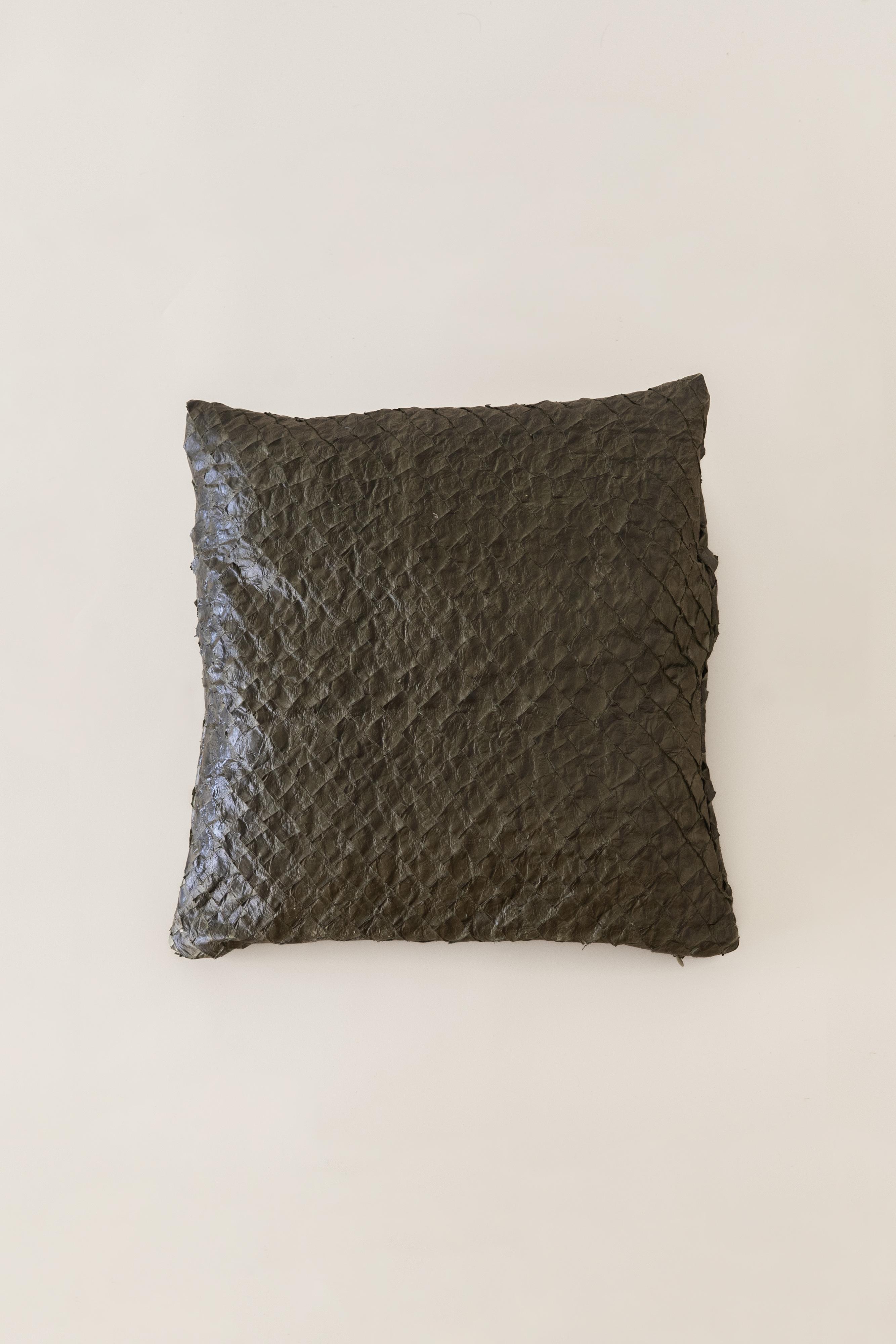 Cuscino in pelle Pirarucu Greene & Greene di Bossa Home Collection, 2025 In condizioni ottime in vendita a New York, NY