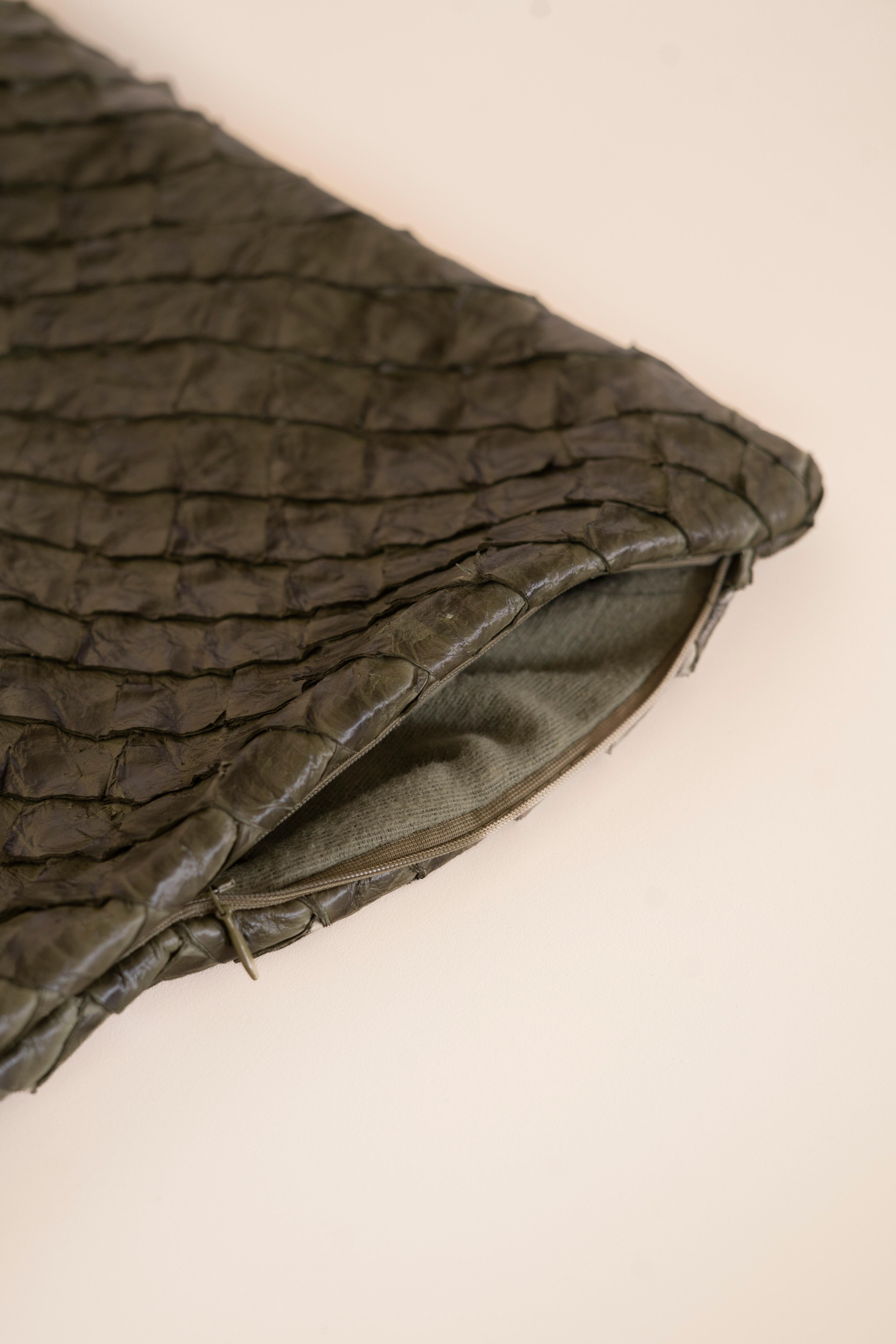 XXI secolo e contemporaneo Cuscino in pelle Pirarucu Greene & Greene di Bossa Home Collection, 2025 in vendita