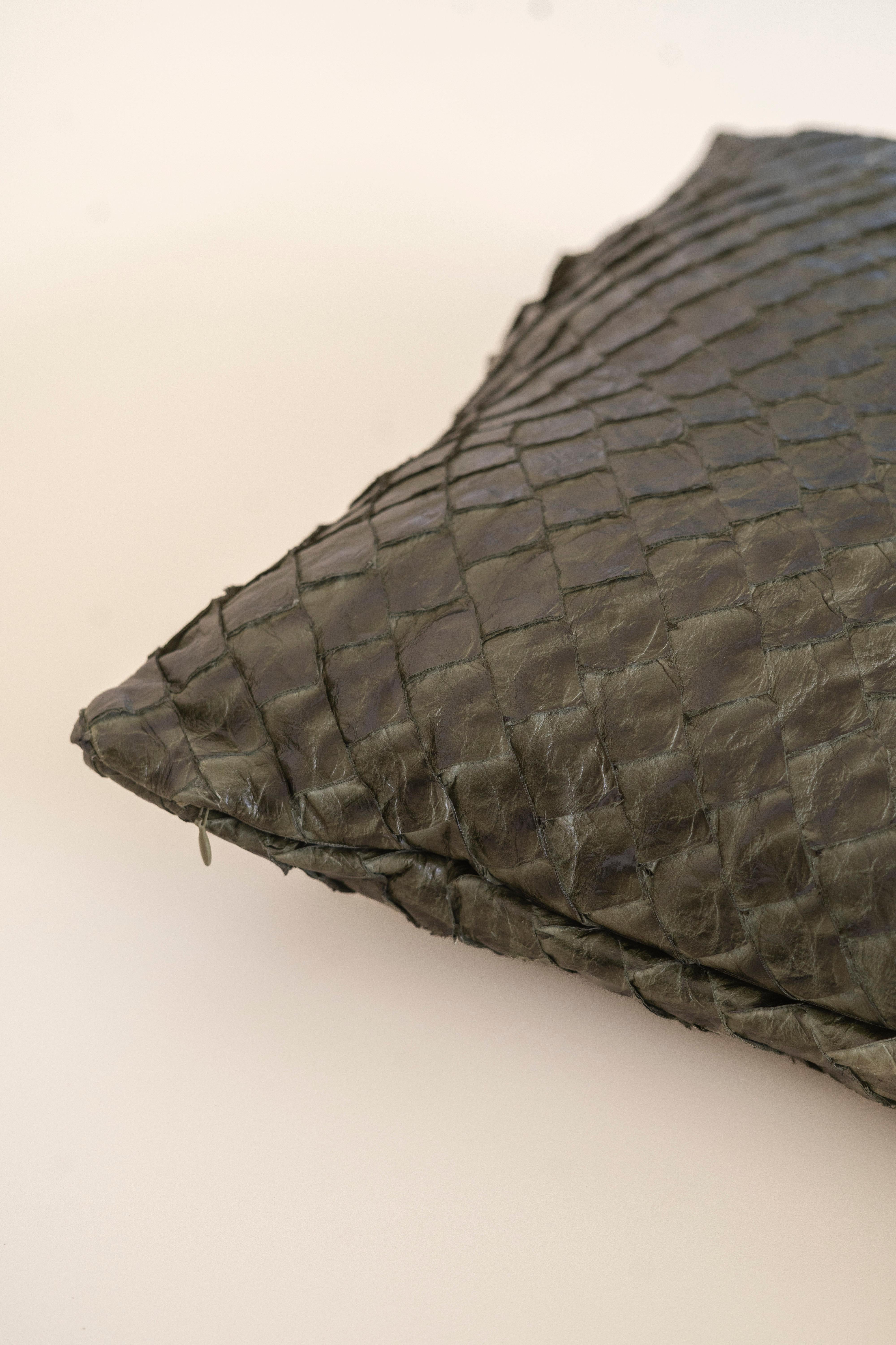 Pelle Cuscino in pelle Pirarucu Greene & Greene di Bossa Home Collection, 2025 in vendita