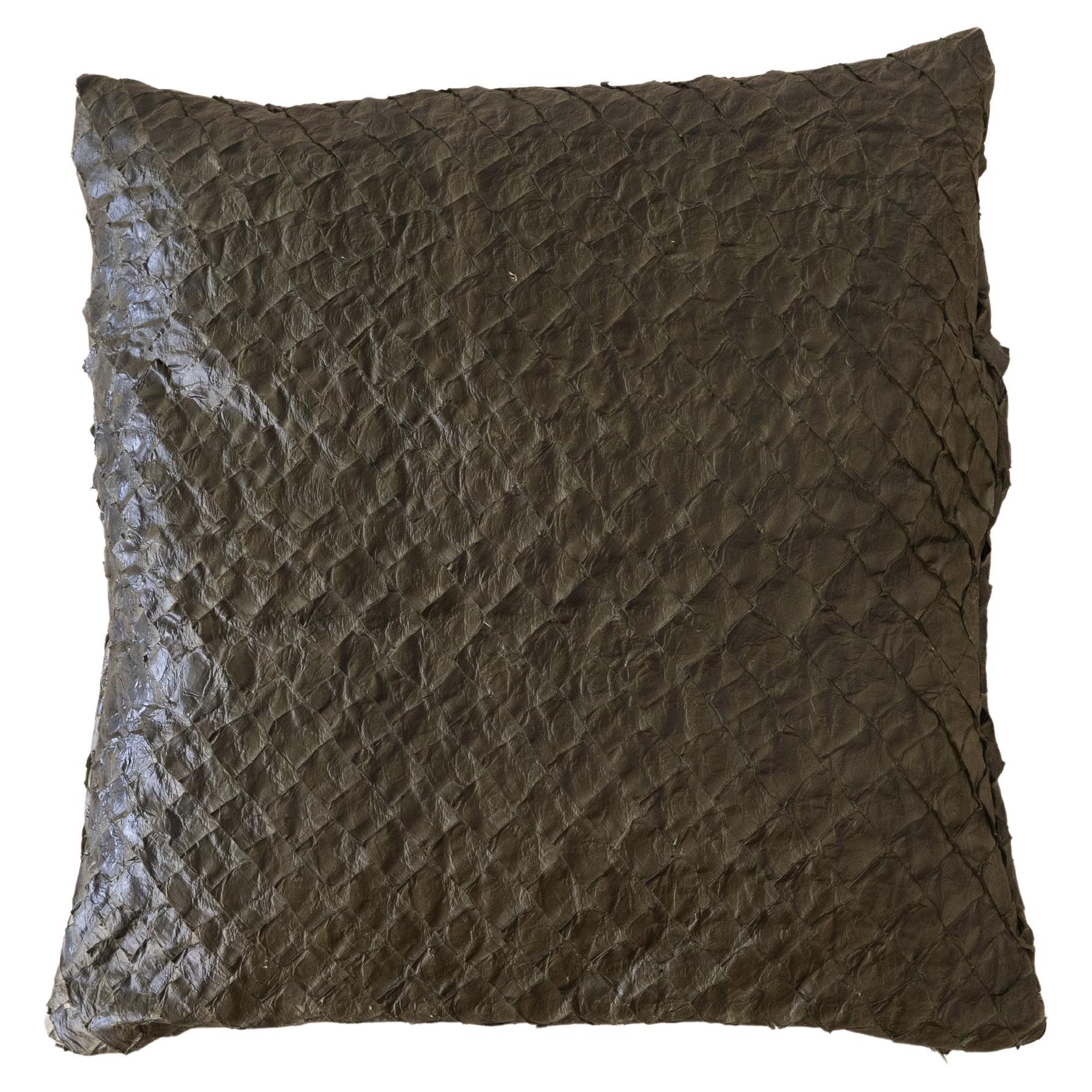 Cuscino in pelle Pirarucu Greene & Greene di Bossa Home Collection, 2025