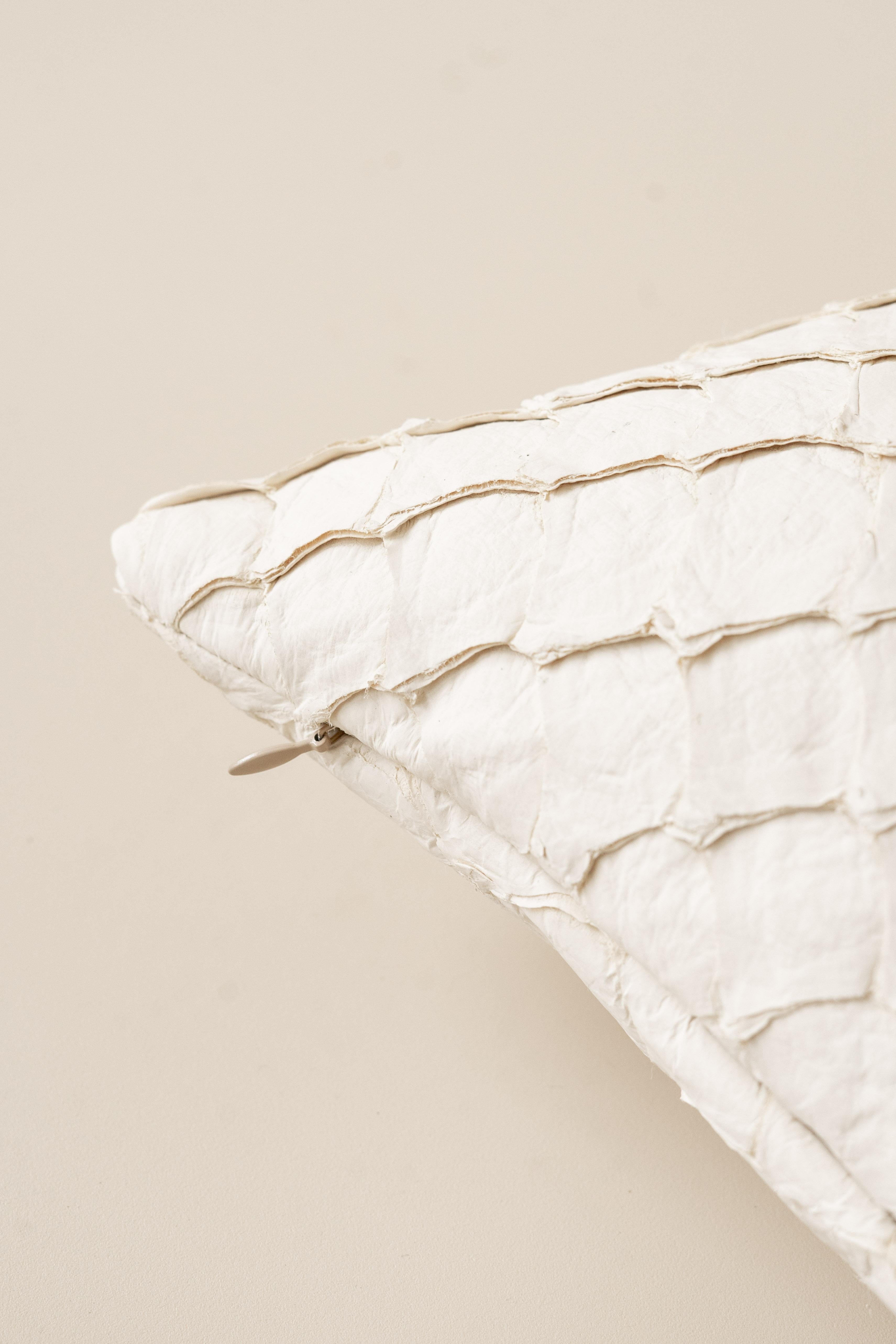 Mid-Century Modern Coussin Pirarucu en cuir Off White par Bossa Home Collection, 2025 en vente