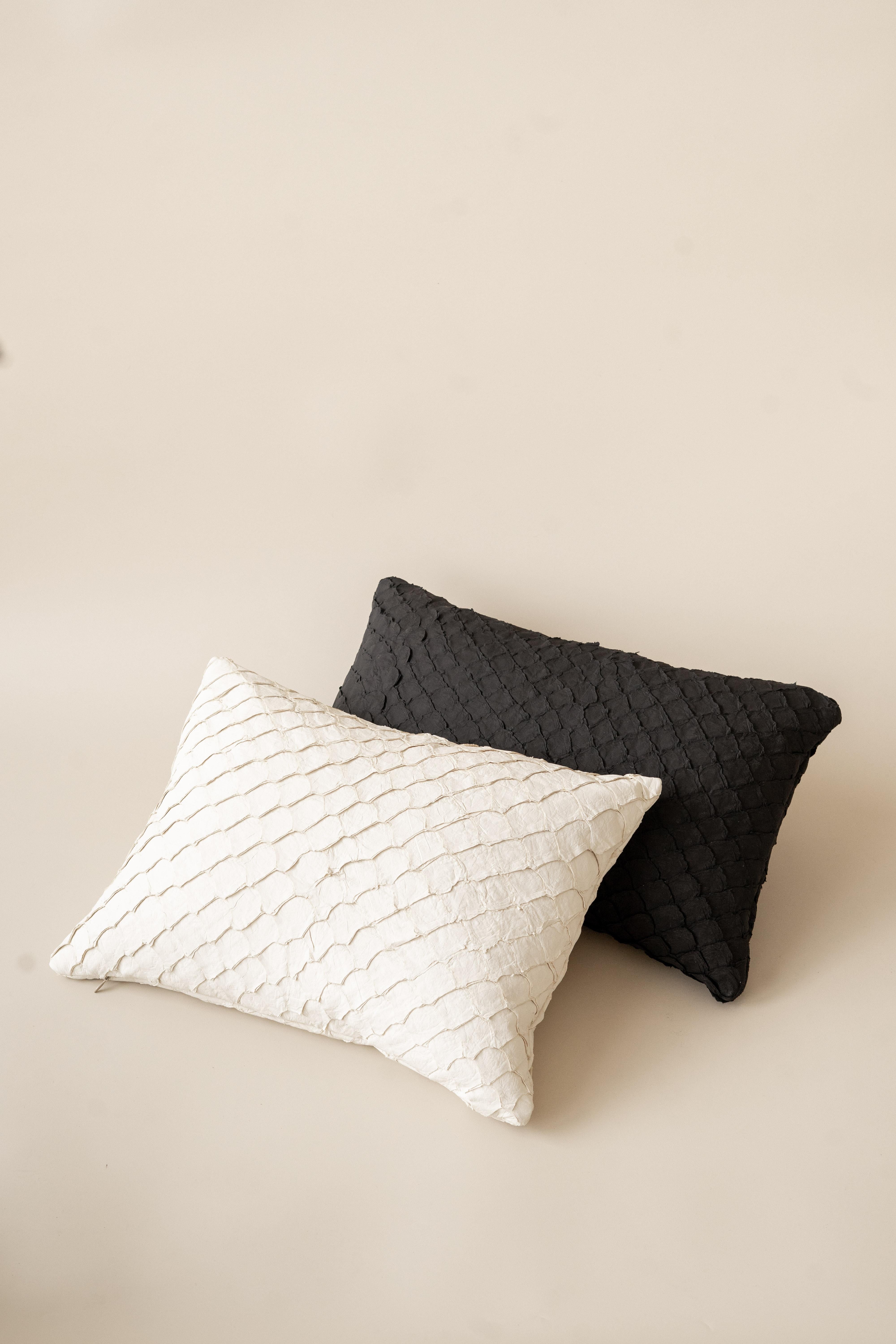 Brésilien Coussin Pirarucu en cuir Off White par Bossa Home Collection, 2025 en vente