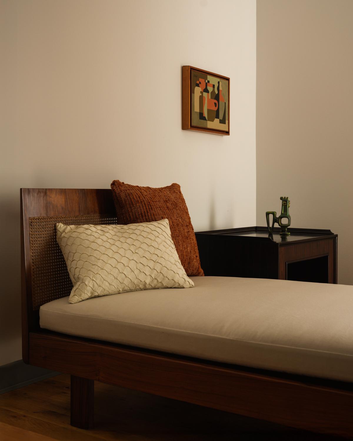 XXIe siècle et contemporain Coussin Pirarucu en cuir Off White par Bossa Home Collection, 2025 en vente