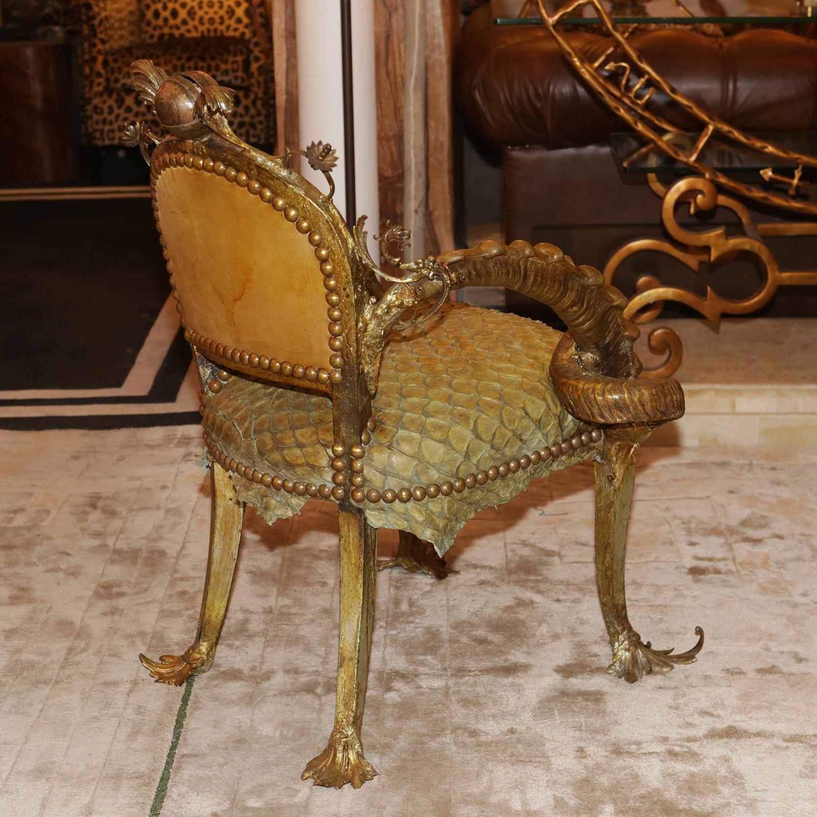 Bronze Chaise Piraruku avec bronze en vente