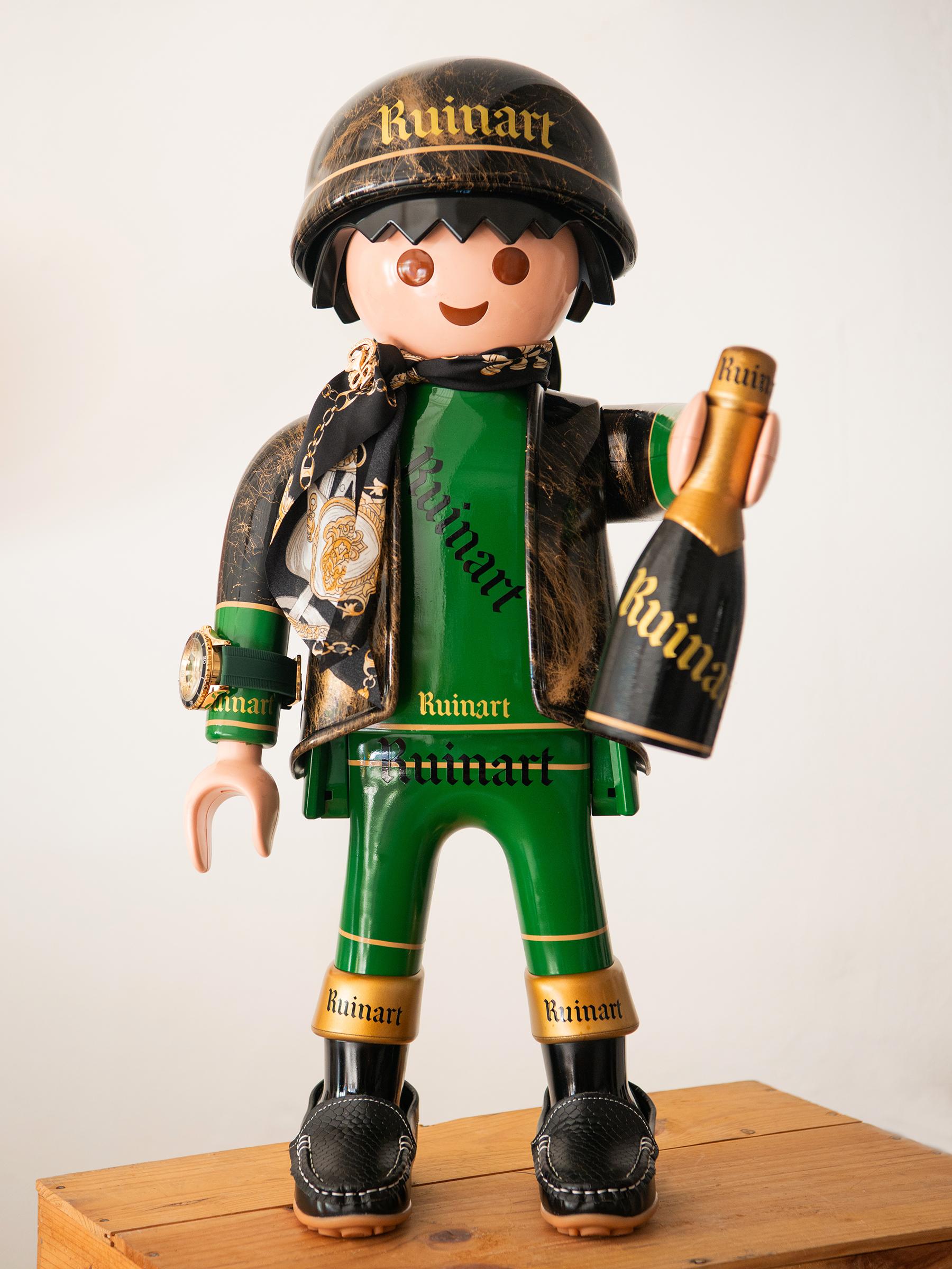 Scultura Pirata Champagne Playmo con tutte le strutture 
in plastica stirenica biobased. Playmobil personalizzato, a mano-
dipinto come pirata dello champagne Ruinart con imitazione di Hermes 
sciarpa, orologio e mocassini. Un pezzo eccezionale e