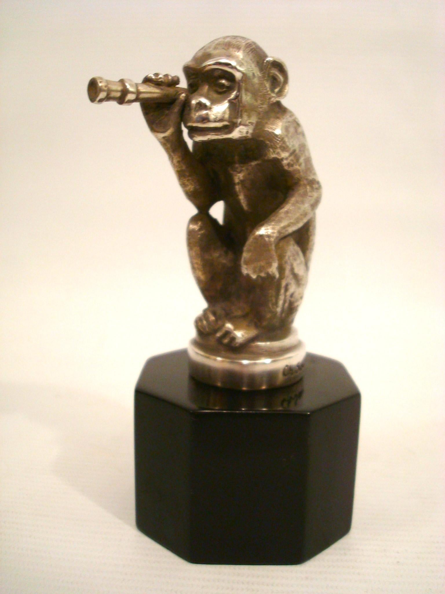 Sehr seltene Art Deco Französisch versilberte Bronze-Skulptur Figur eines Piraten Affen, Auto Maskottchen / Hood Ornament / Schreibtisch Paperweight.
Eingeschrieben Ch. Soudant und Susse Fes Edts.

Eine faszinierende Skulptur eines Affen, der ein