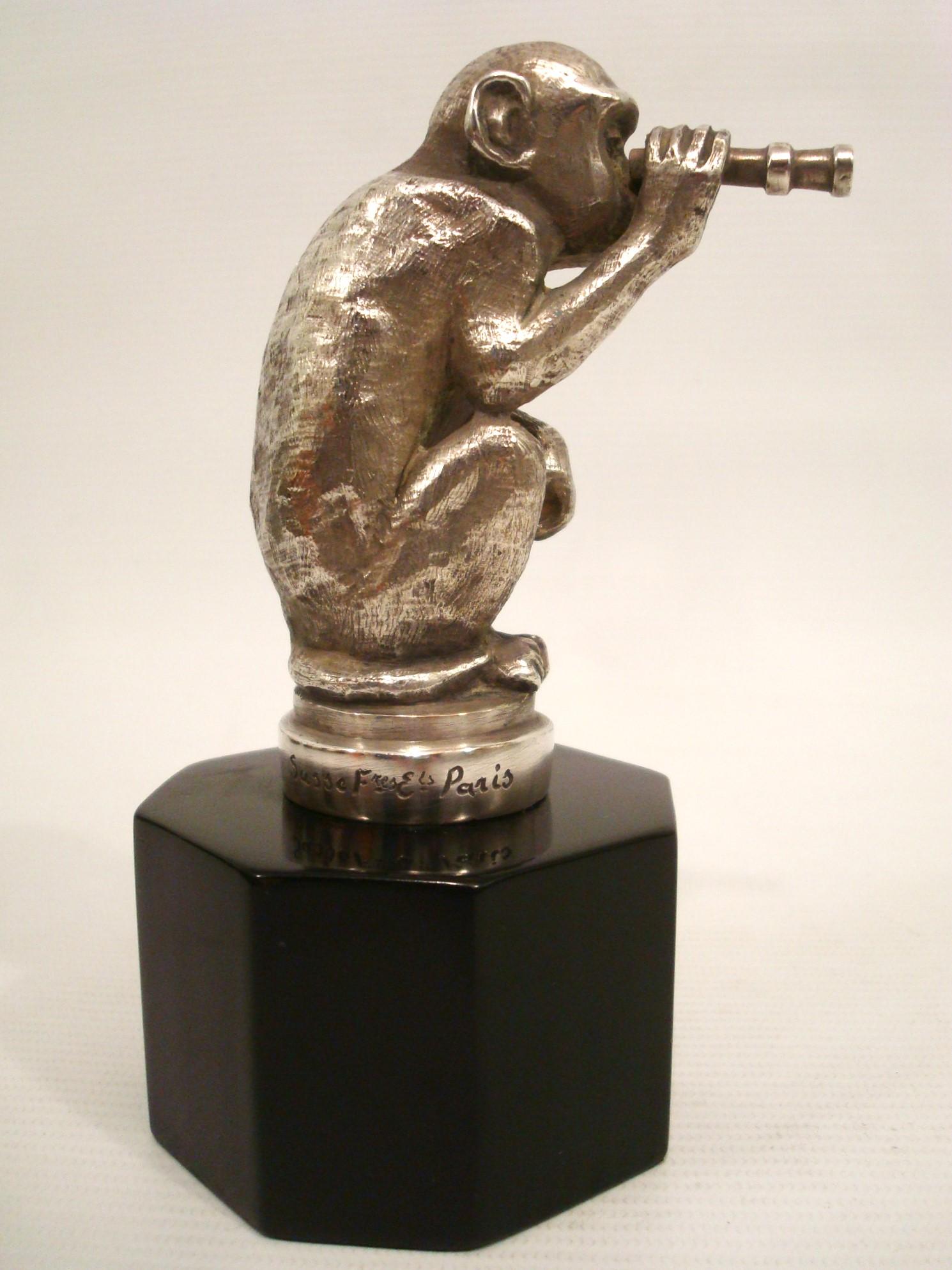 Pirate Affenwagen-Mascot / Kapuze Ornament signiert Ch. Soudant. Frankreich 1920er Jahre (Versilbert) im Angebot