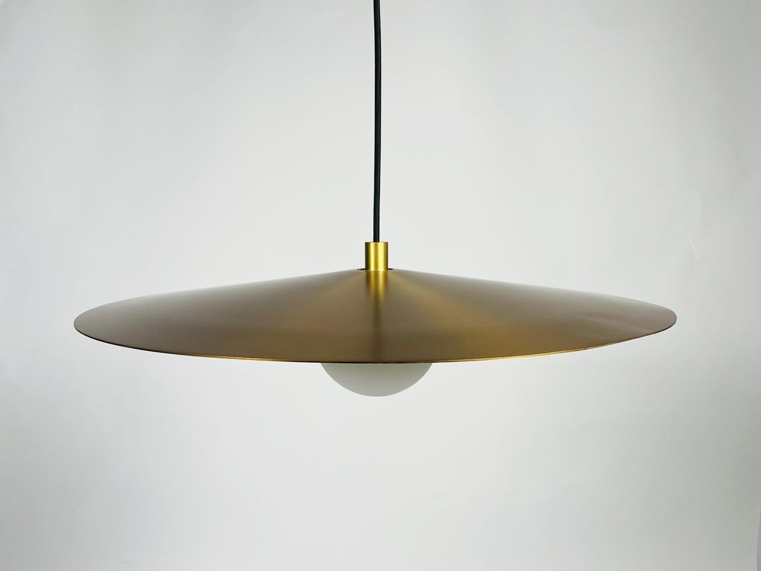 Mid-Century Modern Lampe à suspension Pirlo en laiton massif de Sean Lavin en vente