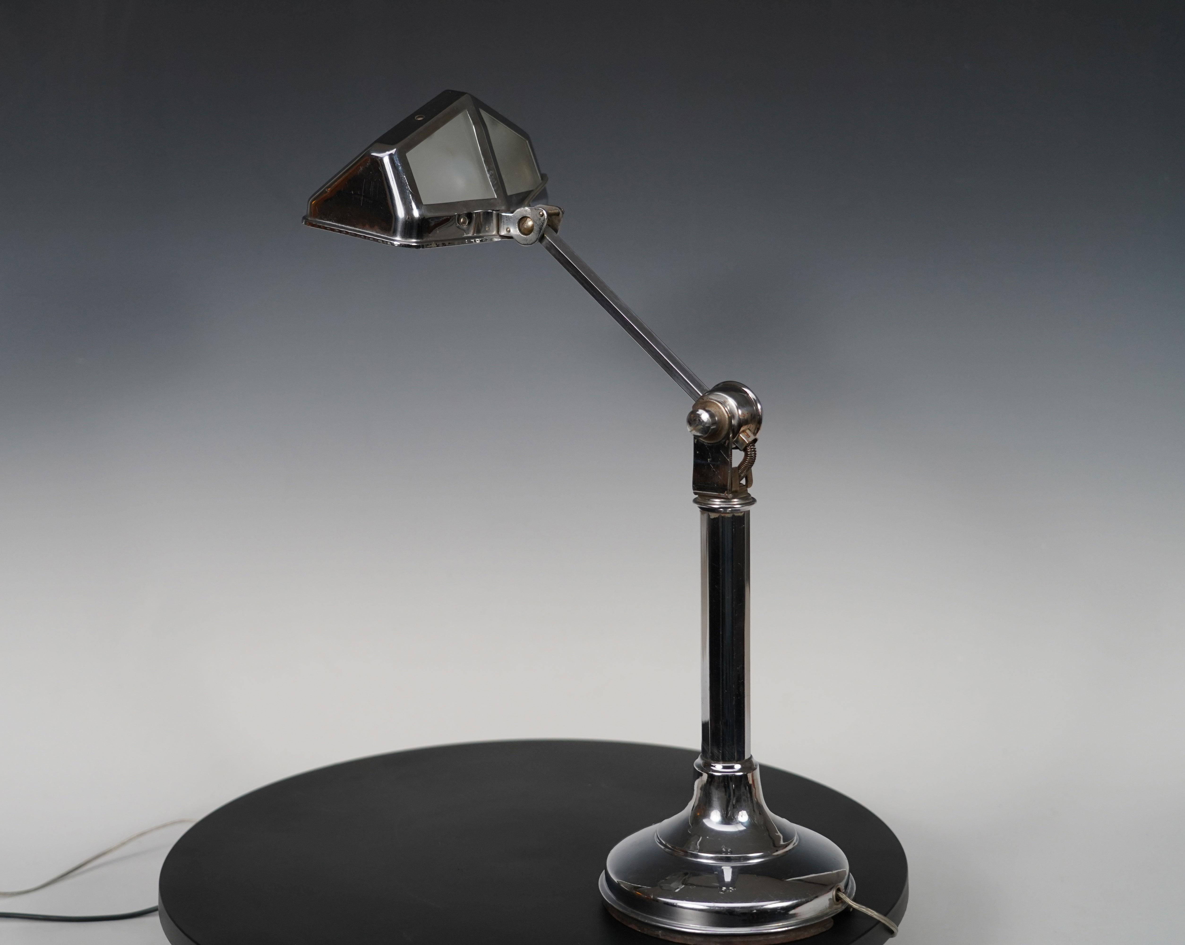  Pirouett model Desk Lamp, designed by J. Chavanis, France, Circa 1940 In Good Condition For Sale In PARIS, FR
