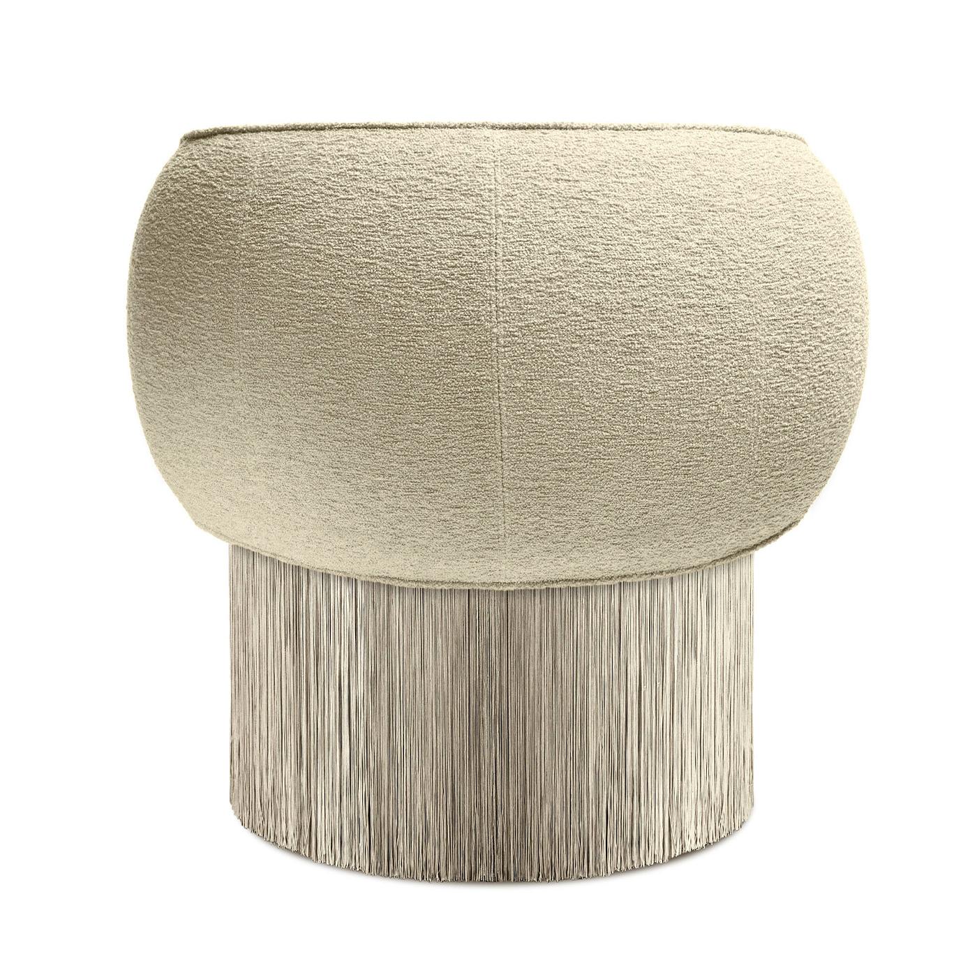 La poltrona Pirouette Light Beige Bouclé combina eleganza e comfort con una silhouette fluida e ispirata alle ballerine. Caratterizzata da uno schienale dolcemente curvo che offre un accogliente abbraccio, questa sedia è rivestita in morbido tessuto