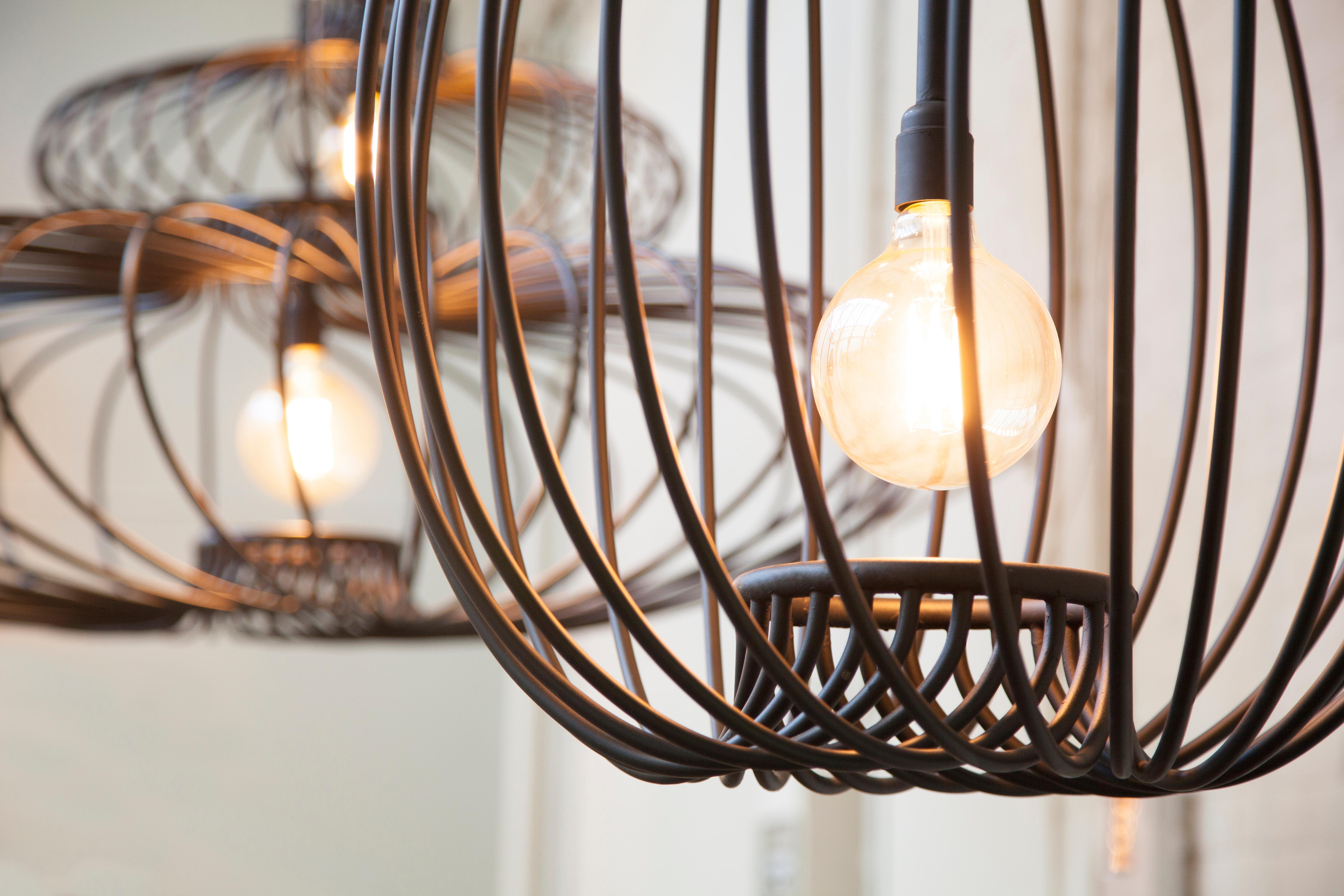 Lampada a sospensione contemporanea Pirouette I Round Matt Black Steel di JSPR
Progettato da Jasper van Grootel.
Dimensioni: Ø 80 x H. 40 cm.
Materiali: Acciaio.

Realizzato a mano nei Paesi Bassi. Disponibile in tre diversi colori e varianti. I