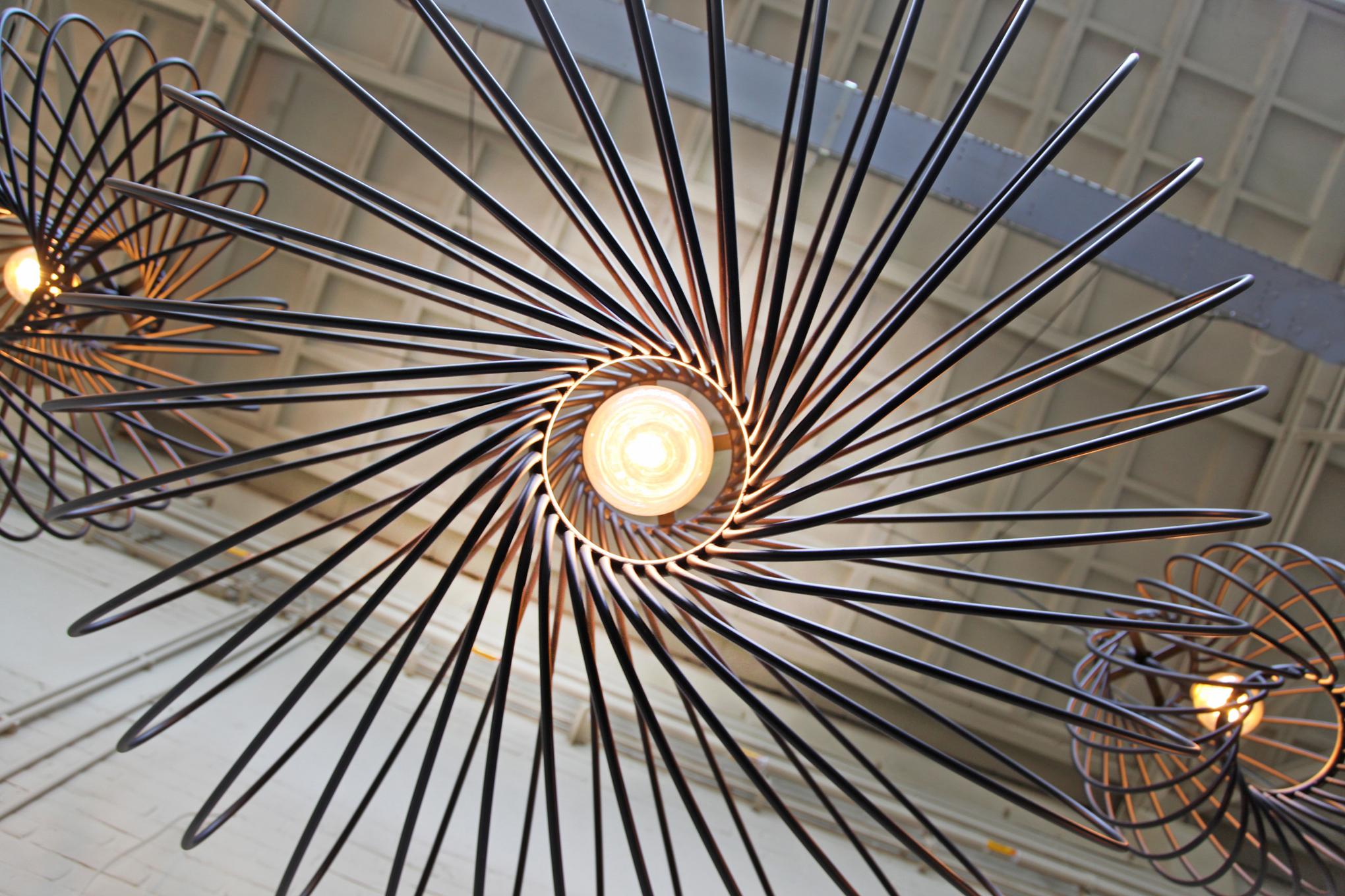 Postmoderno Lampada a sospensione contemporanea Pirouette I Round Matt Black Steel di JSPR in vendita