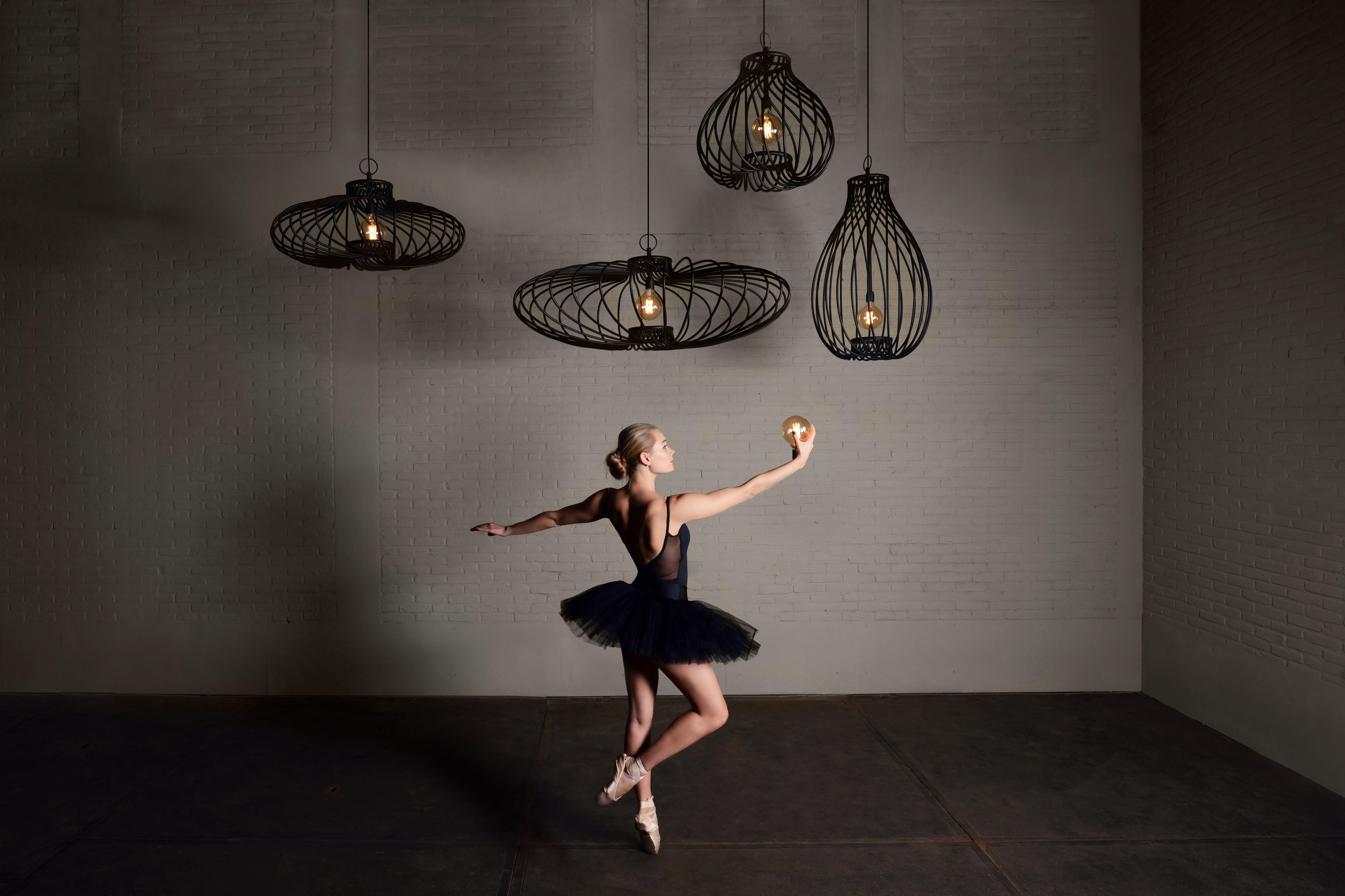 Lampada a sospensione contemporanea Pirouette I Round Matt Black Steel di JSPR In condizioni Nuovo in vendita a Geneve, CH