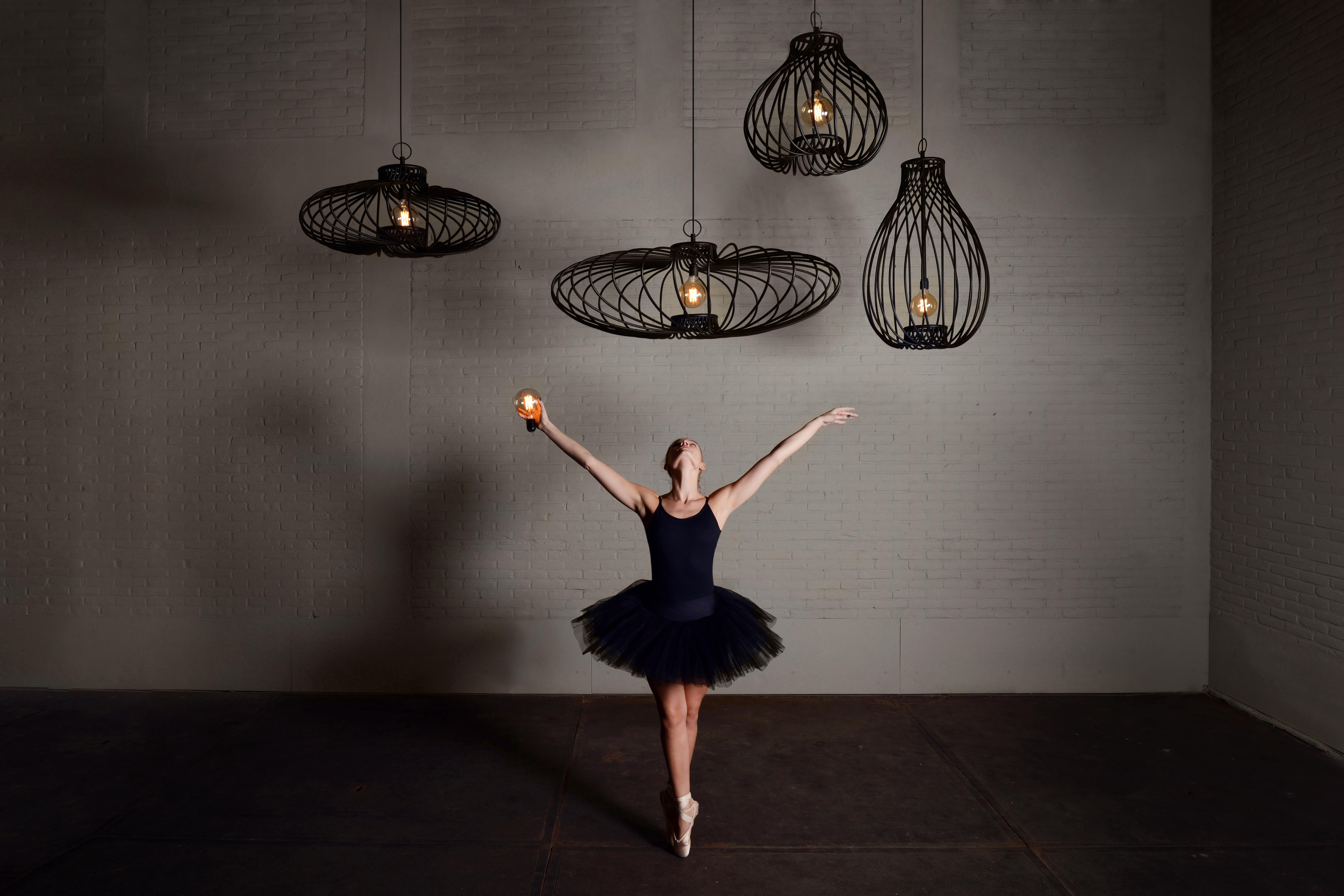 XXI secolo e contemporaneo Lampada a sospensione contemporanea Pirouette I Round Matt Black Steel di JSPR in vendita