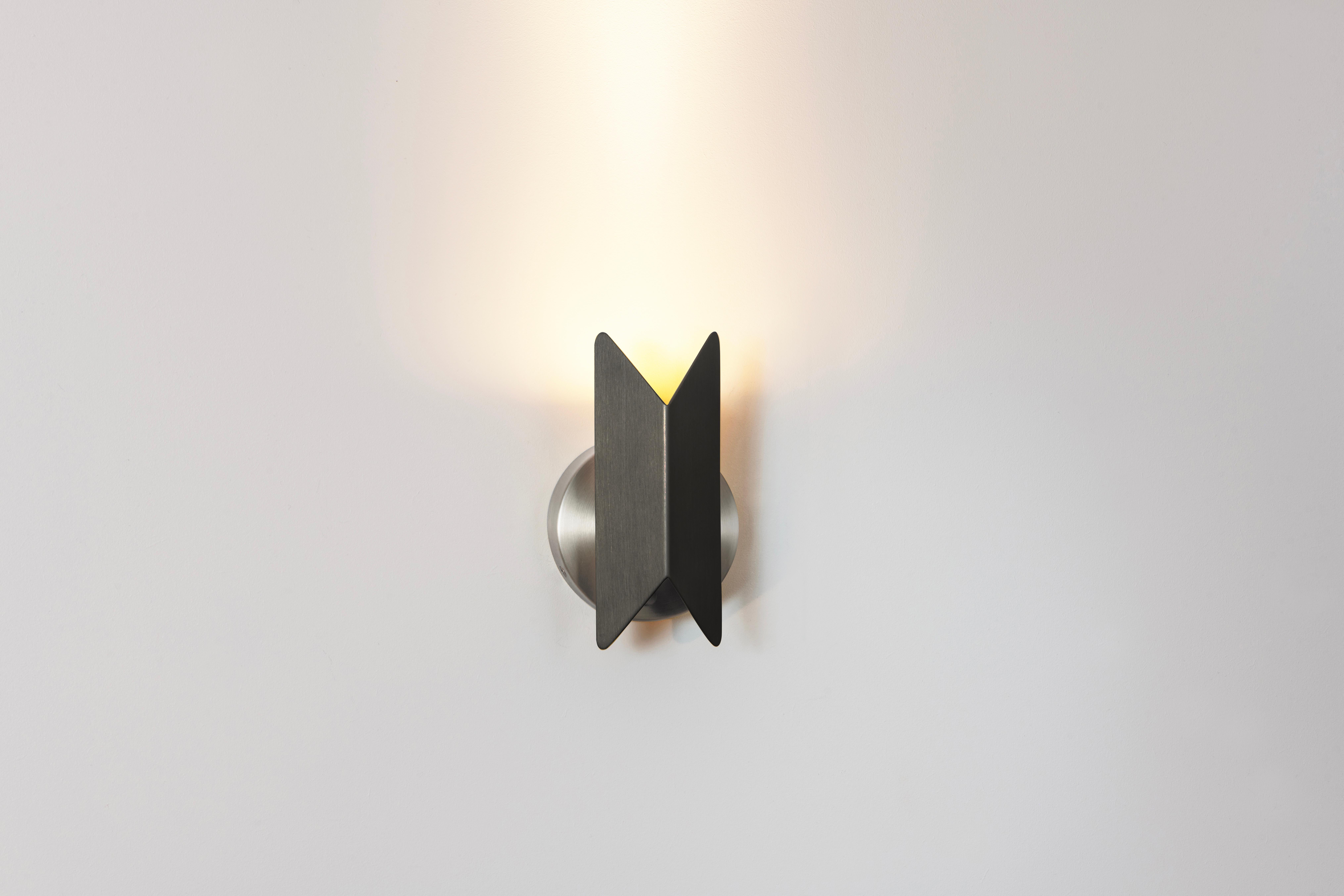 Pirouette V1 Wall Light by Emilie Cathelineau
Dimensions: D 9 x W 11 X H 18.6 cm
Materials: Solid brass, Satin graphite.


Pirouette is a unique little wall lamp, both decorative and functional. The 360° rotation of its light beam and its