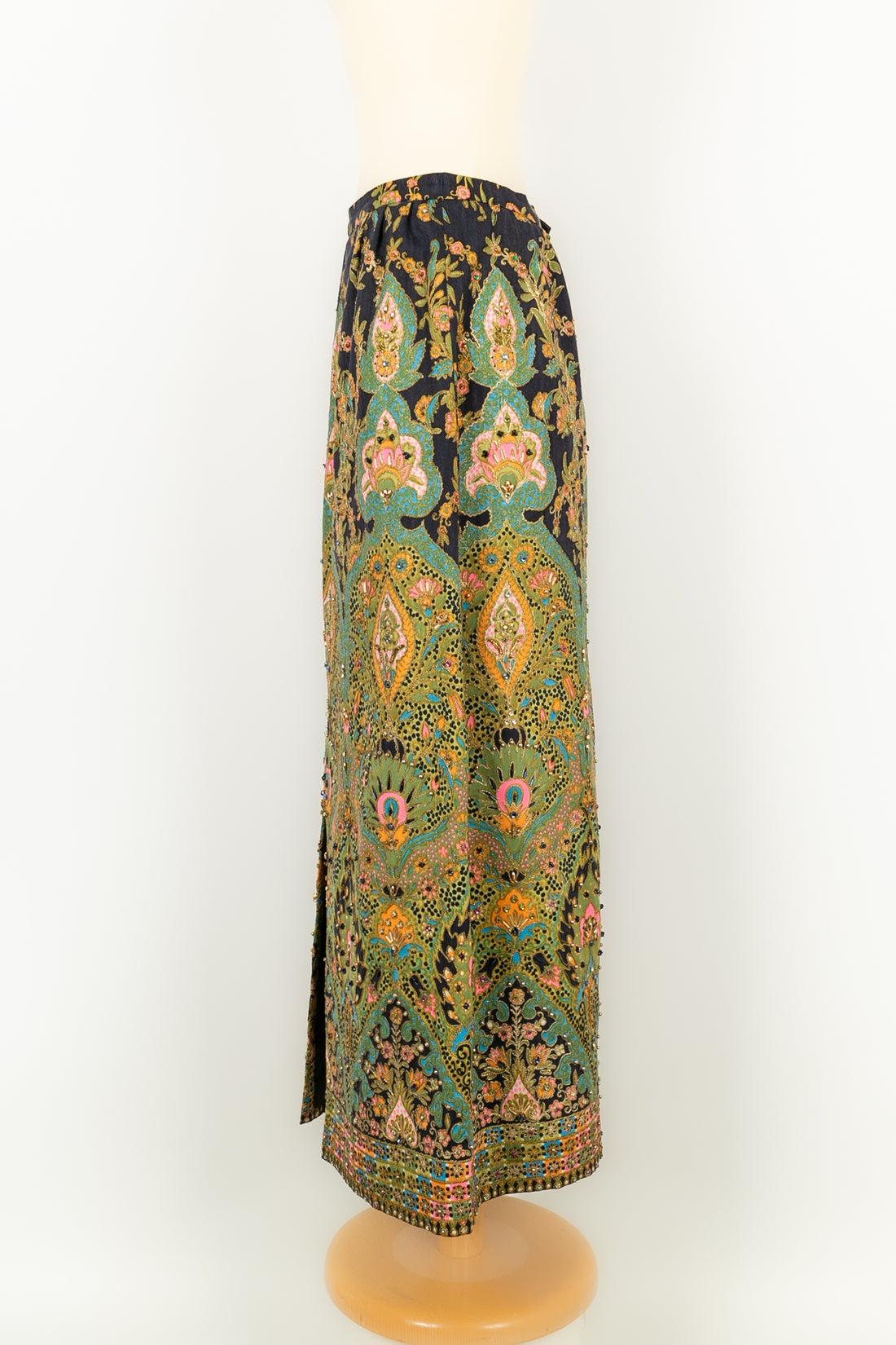 Pirovano -Woolen skirt printed with plant and flower decorations. Piece embroidered with golden cannetilles, pearls and rhinestones. No size indicated, it fits a 36FR. Piece from the 1970s.

Additional information:
Condition: Very good