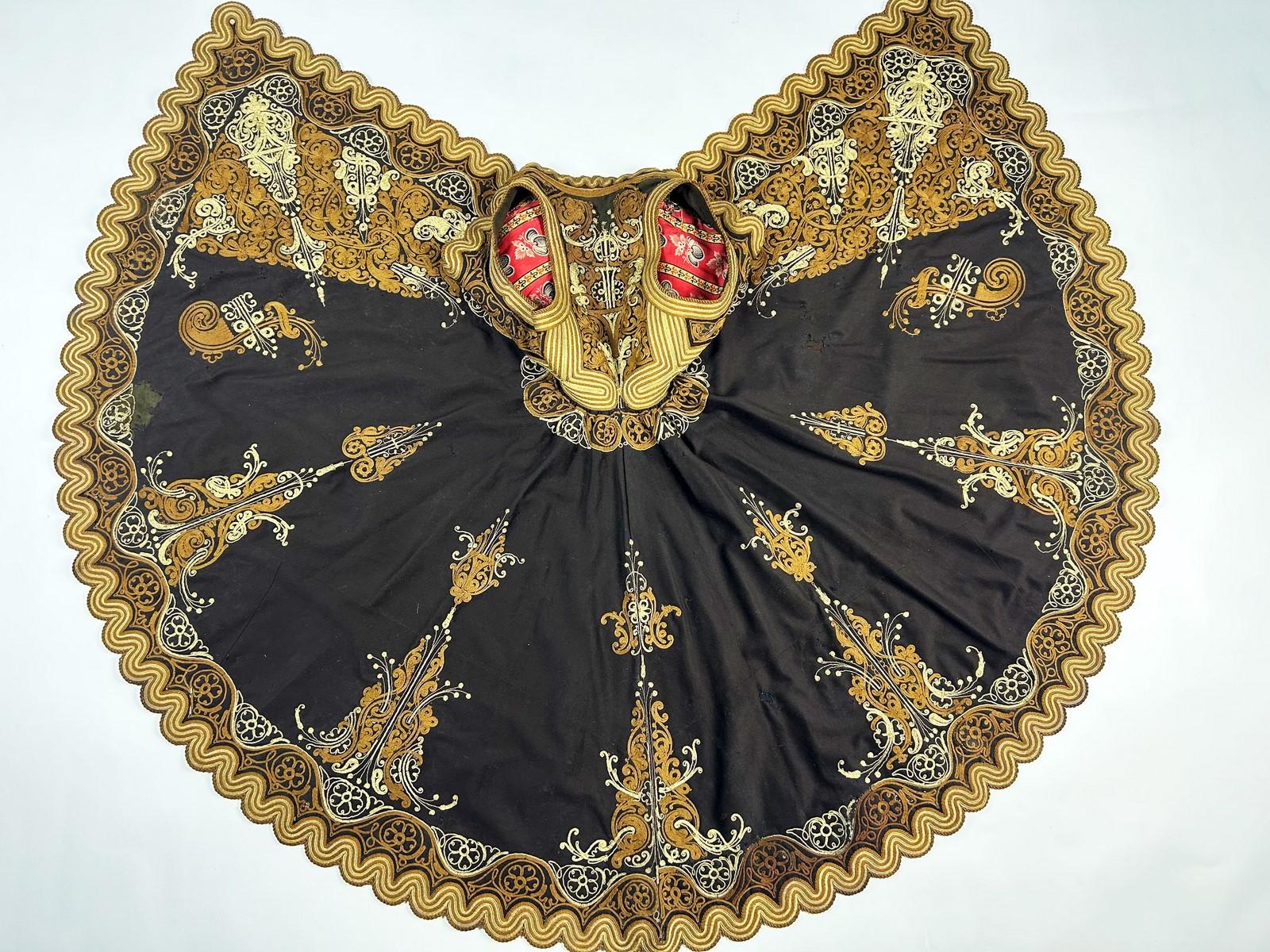 Late 19th century
Ottoman Empire Greece Epirus

Elegant Greek Epirus sleeveless coat in embroidered wool dating from the Ottoman period at the end of the 19th century and called Pirpiri. Very fine dark brown wool felt embroidered in chain stitch
