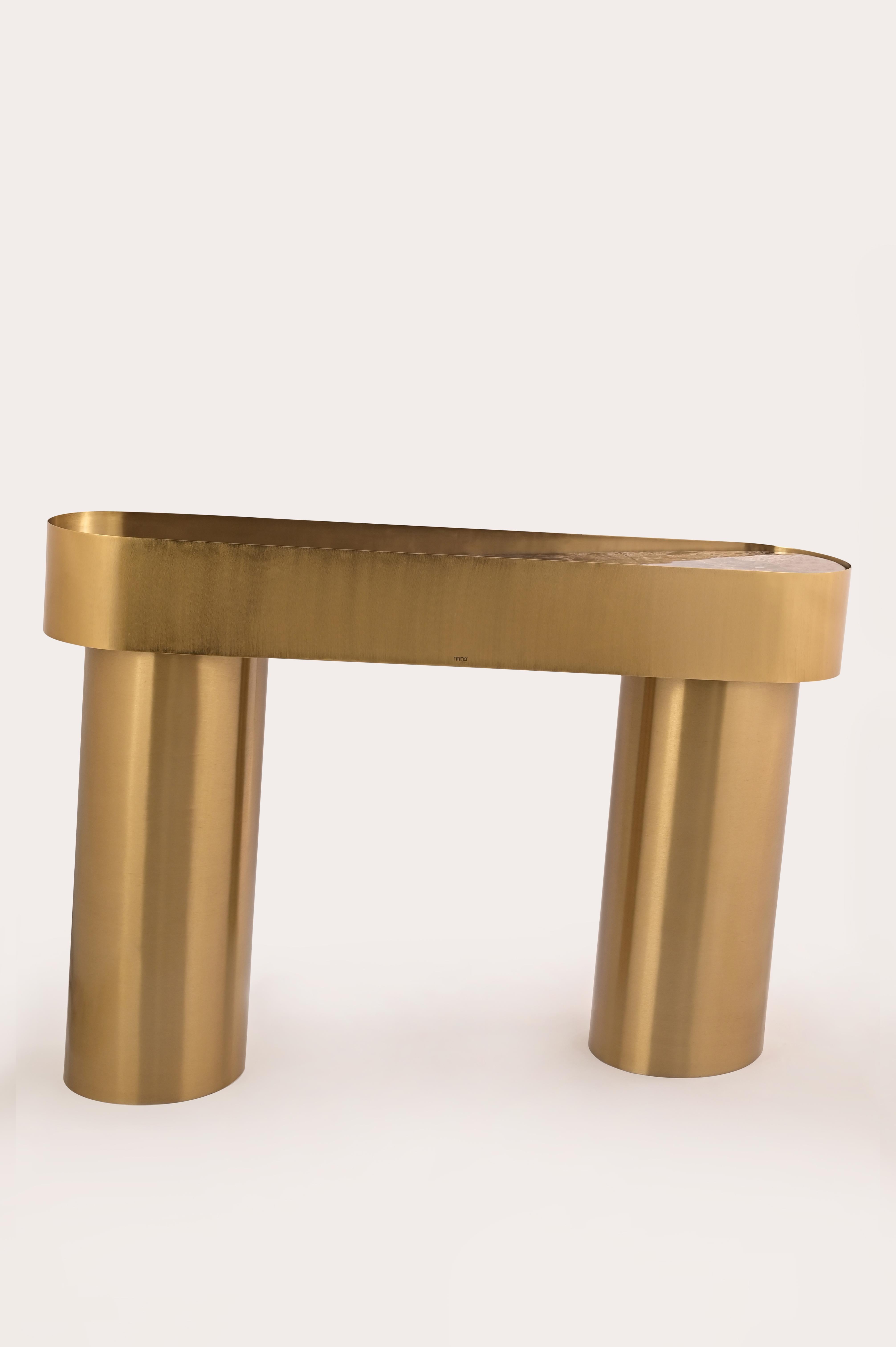 Te presentamos la Consola Pisa, la descarada compañera de nuestra famosa Mesa Auxiliar Pisa inclinada. Inspirada en su icónica inclinación, esta mesa consola aporta un toque de capricho y mucha practicidad a tu espacio.

Imagínatelo: una silueta