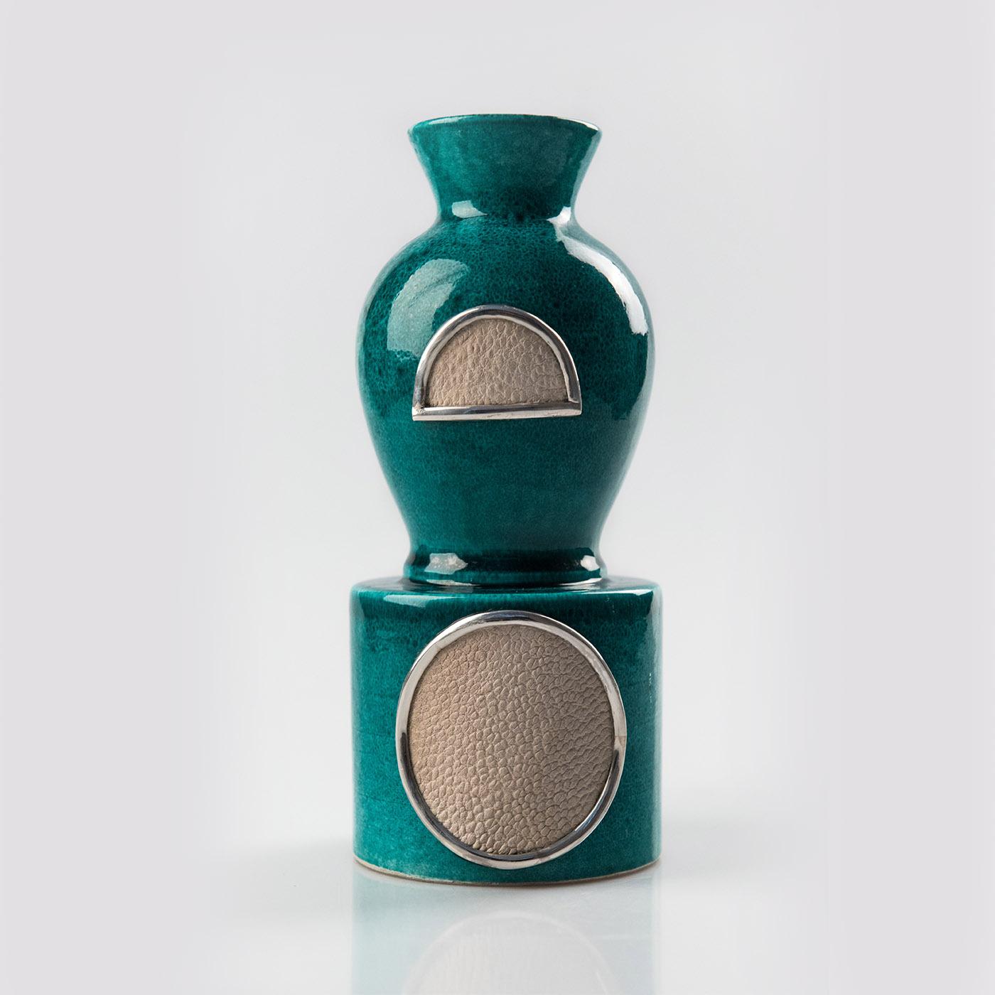 Inspired by chess pawns, this striking vase is a precious and refined object of interior design, a superb accent piece for a contemporary and elegant setting. Deftly handcrafted of ceramic, it is lacquered in a polished emerald-green shade, enhanced