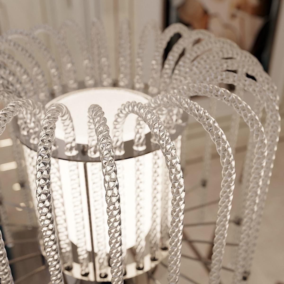 Stehleuchte 1 Licht Led.
Innovative Formen für eine raffinierte Stehleuchte.

Diese Lichtkreation wird von Glasmachermeistern nach alten, geheimen Traditionen, die seit Jahrhunderten von Vater zu Sohn weitergegeben werden, vollständig von Hand