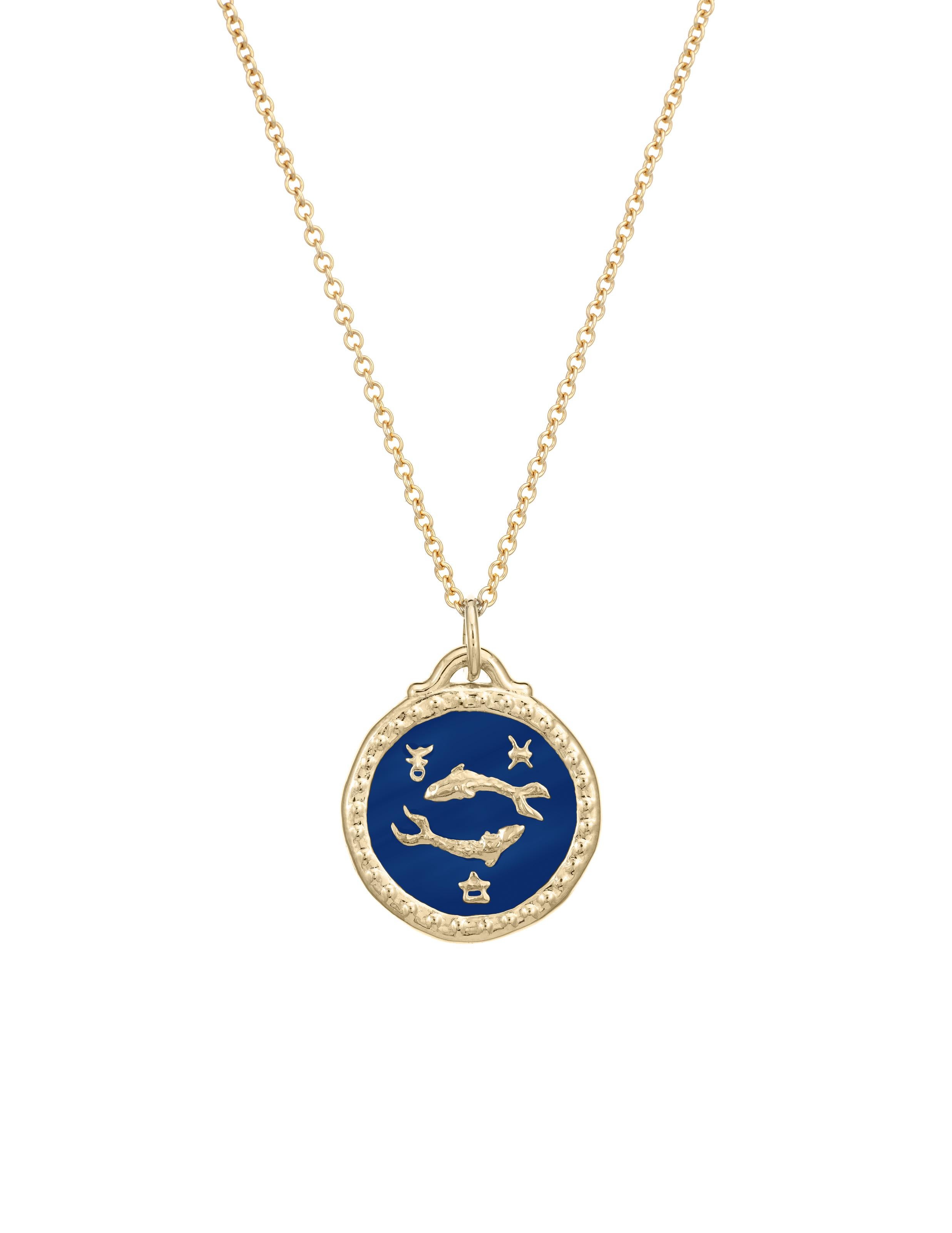 Teil unserer neuen Zodiac Collection'S. Der Fisch-Anhänger zeigt auf der einen Seite zwei Fische und auf der anderen Seite das Fisch-Symbol. Die Designs werden in sorgfältiger Handarbeit in 14-karätiges Gold geschnitzt und mit Emaille veredelt.