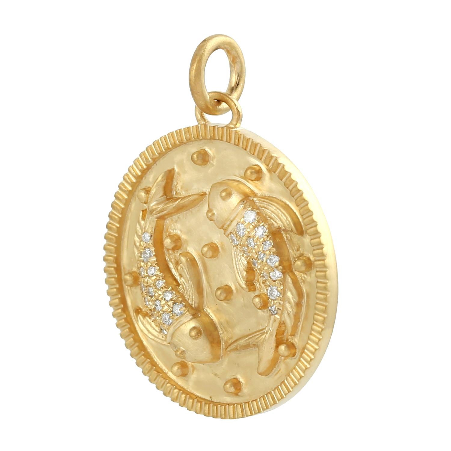 Art déco Pendentif en or jaune 14k signe solaire Pisces avec diamants pavés en vente