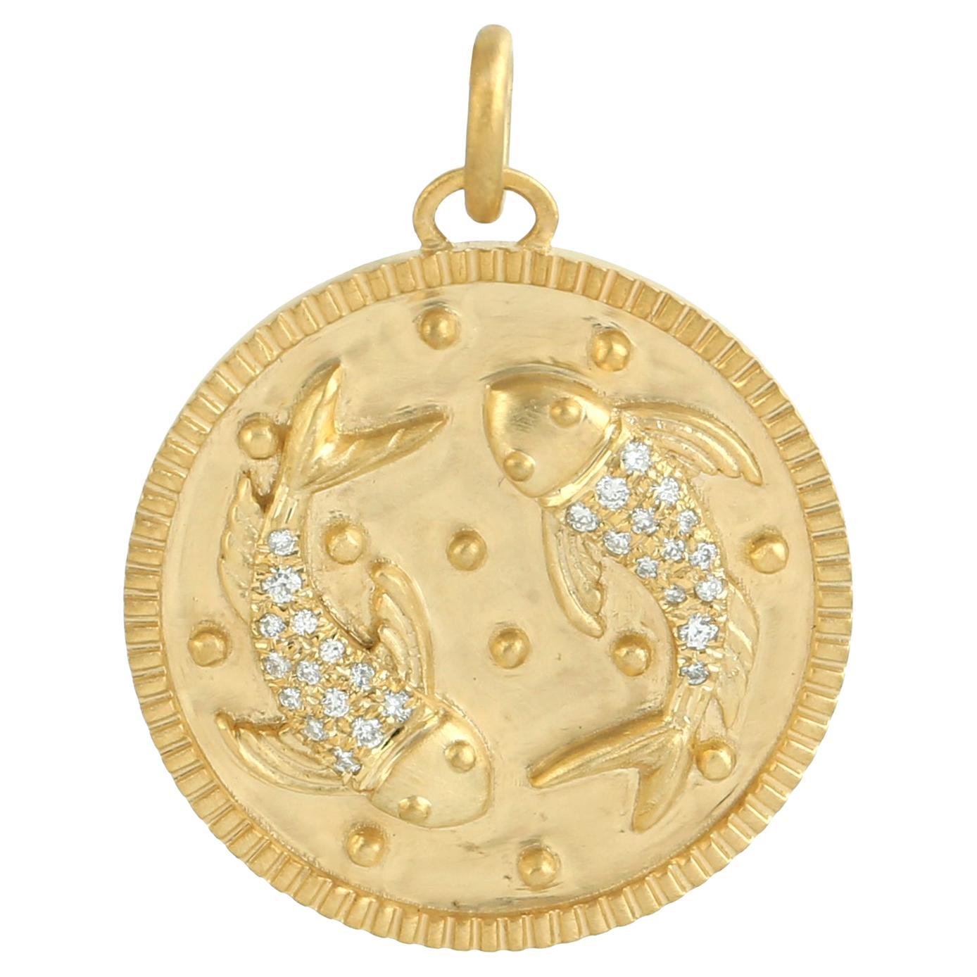 Pendentif en or jaune 14k signe solaire Pisces avec diamants pavés en vente