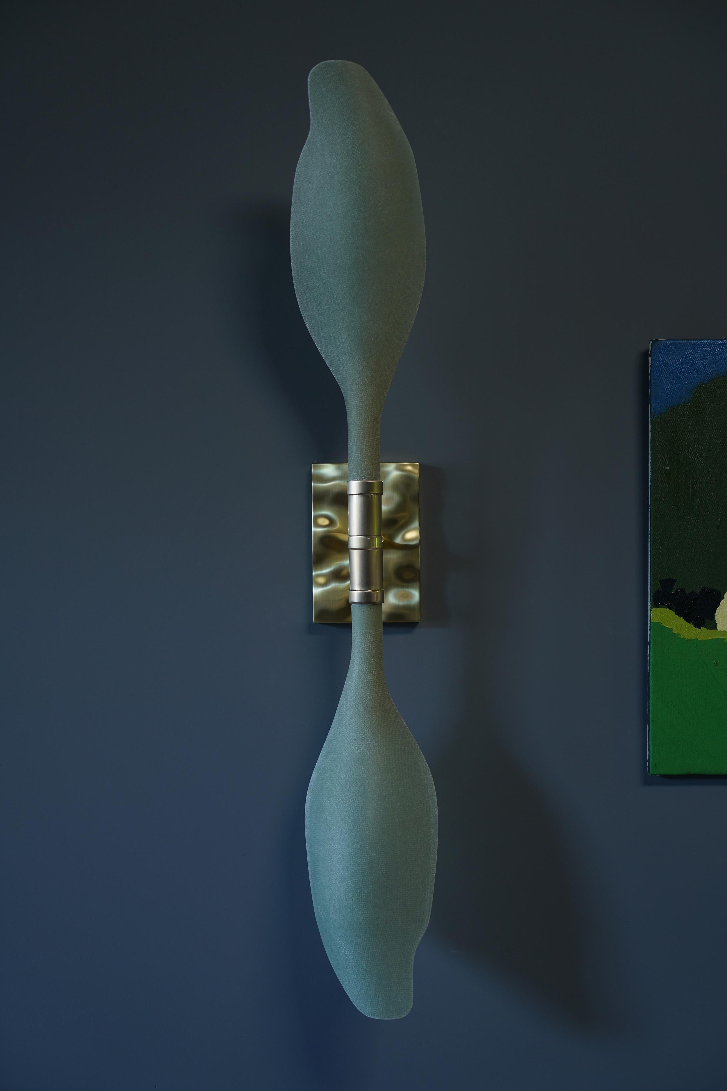 Moderno Jacob Sconce / applique in vetro e fibra di vetro di Andrea Claire Studio in vendita