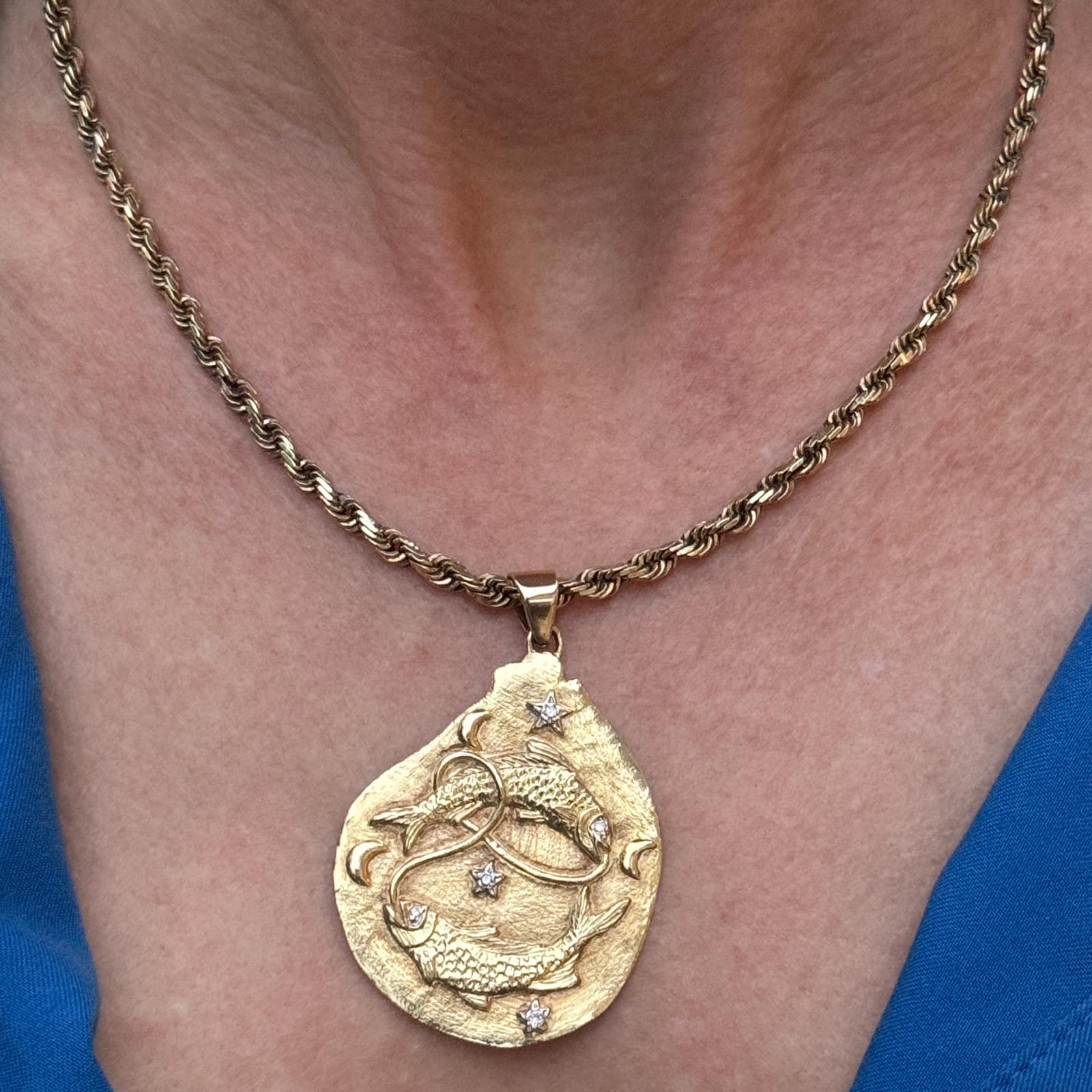 Kunsthandwerklicher Fisch-Diamant-Anhänger aus 14 Karat Gelbgold. Der frei geformte Anhänger im Zodiac der Fische zeigt zwei Fische, die in entgegengesetzte Richtungen schwimmen, akzentuiert mit 5 runden Diamanten im Brillantschliff mit einem